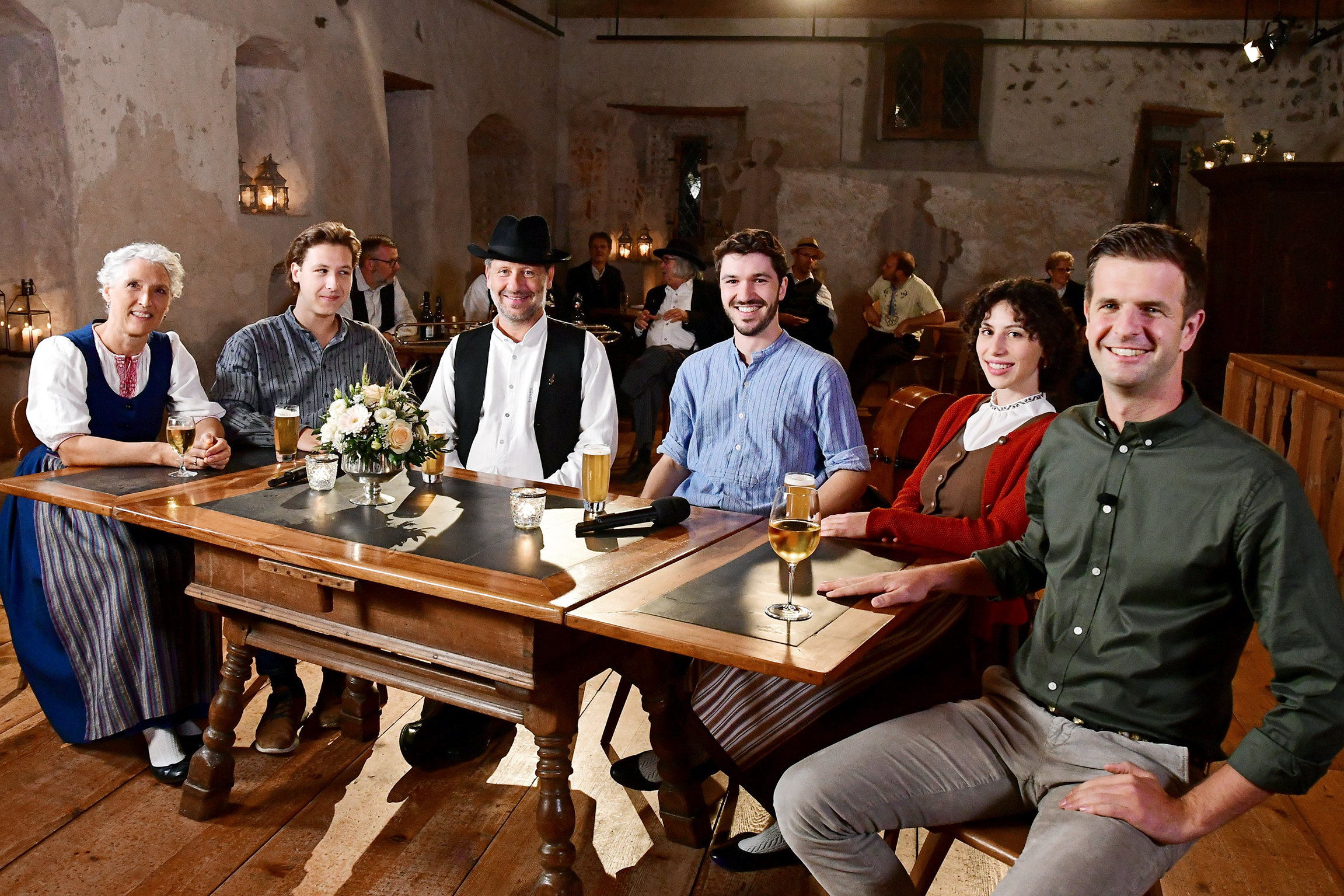 Potzmusig Preisträger Johannes Schmid Kunz mit Familie und Nicolas Senn: Nina, Gian-Luzi, Johannes, Andrea und Flurina Schmid-Kunz mit Moderator Nicolas Senn