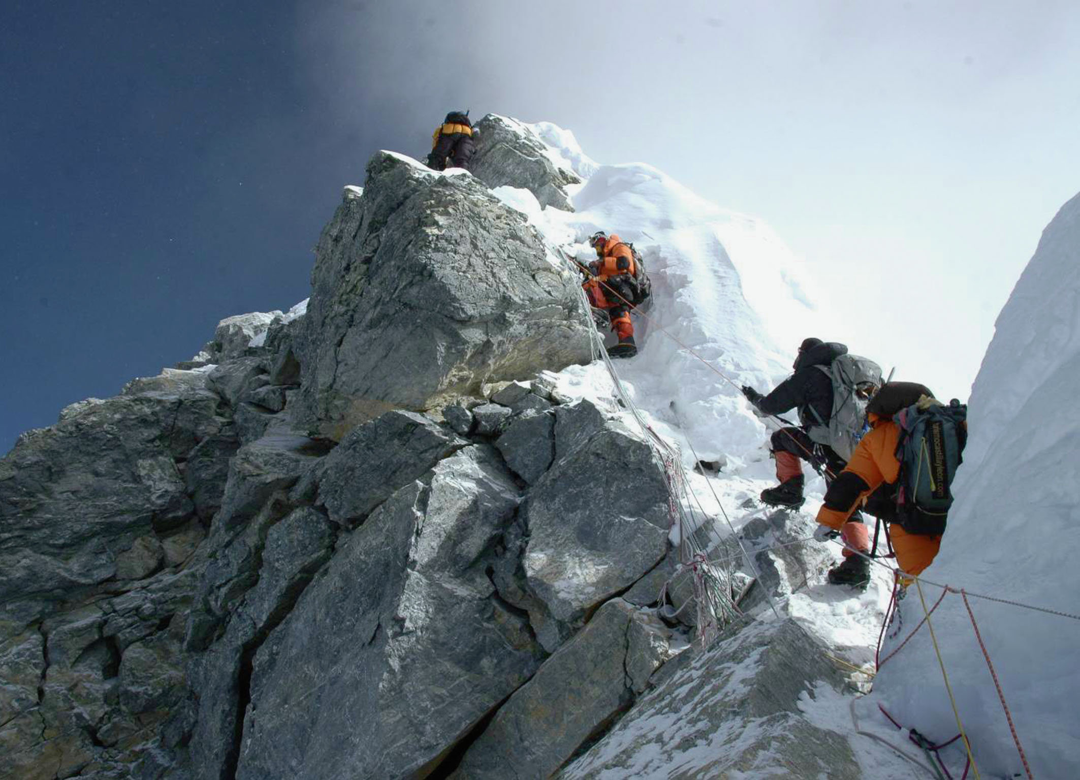 Sherpas - Die wahren Helden am Everest Folge 1 Gewaltigen Felsblöcken entlang wälzt sich die Bergsteigerkarawane vom Südgipfel Richtung Hauptgipfel