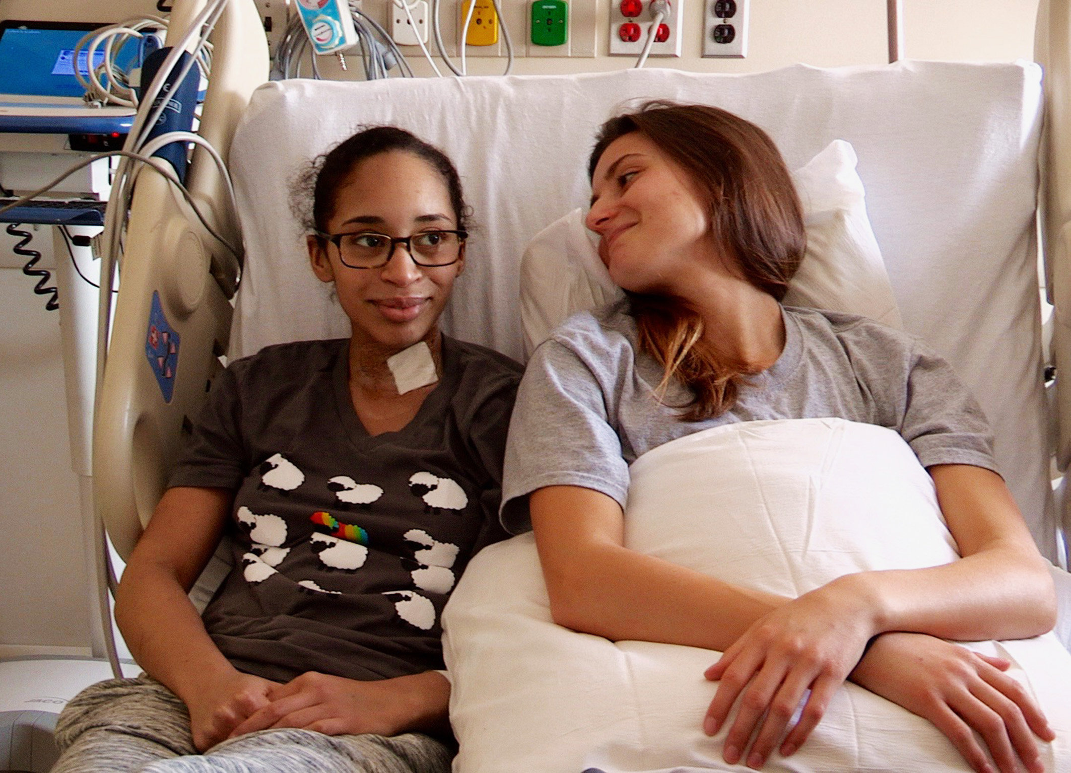 Volltreffer Wenn Liebe an die Nieren geht Alana (l.) leidet an Nierenversagen:Ihre Partnerin Lori (r.) spendet ihr eine Niere