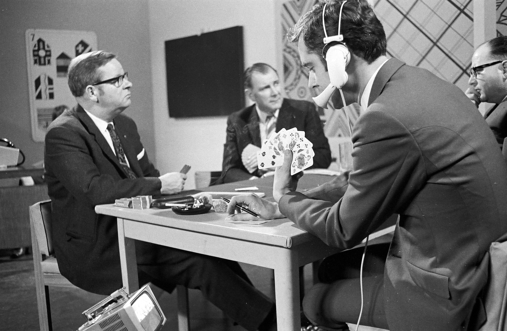 Stöck-Wys-StichJassrunde im Studio. Von li.  Jassschiedsrichter Göpf Egg, Hansjakob Bertschinger und Moderator Kurt Felix (mit Kopfhörer), 1968