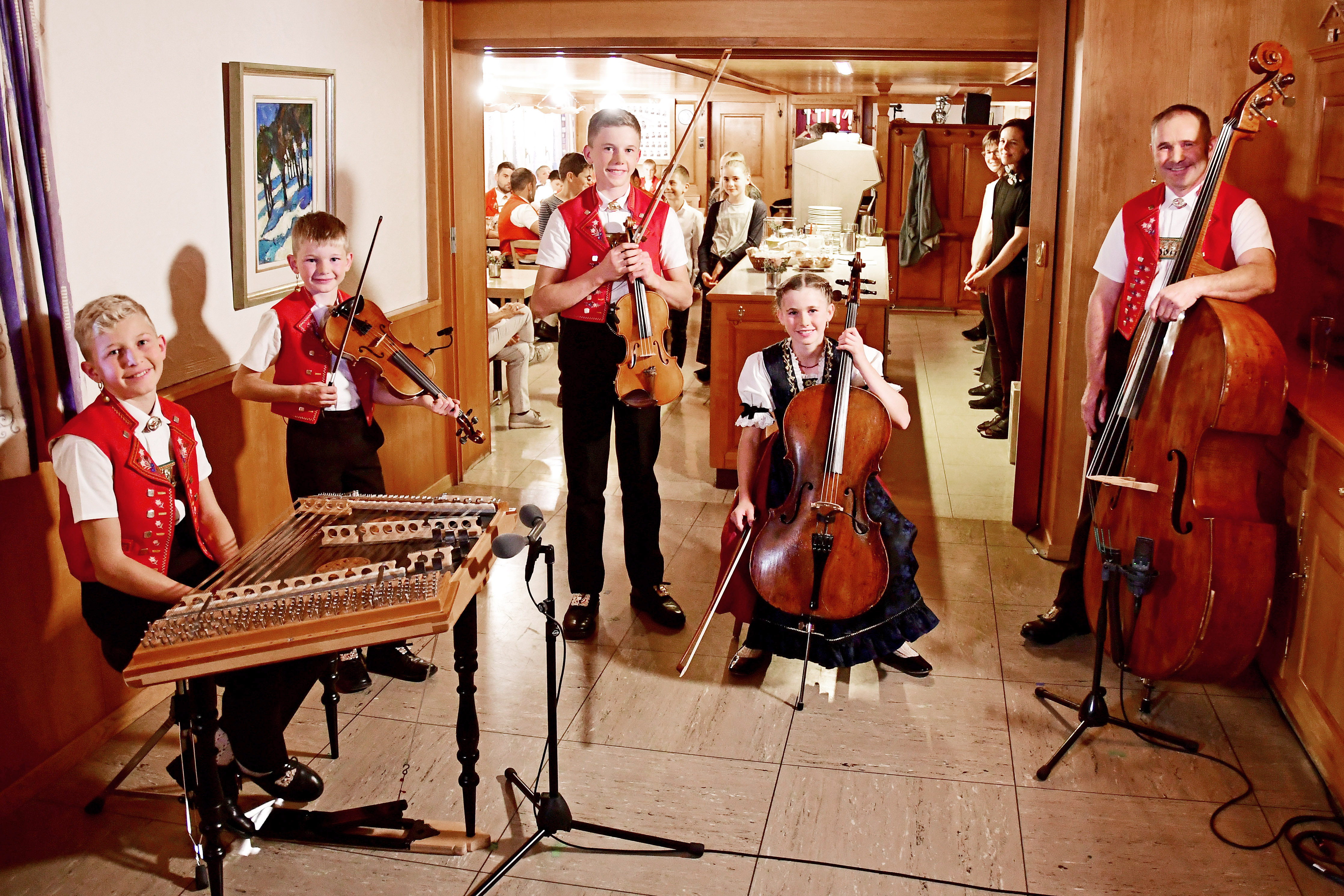 Potzmusig, 9.11.2019 Fabian, Lorenz, Andrin, Anja und Martin Dobler von der „Striichmusig Dobler“. Sie sind die Gewinner des Viva-Nachwuchspreis
