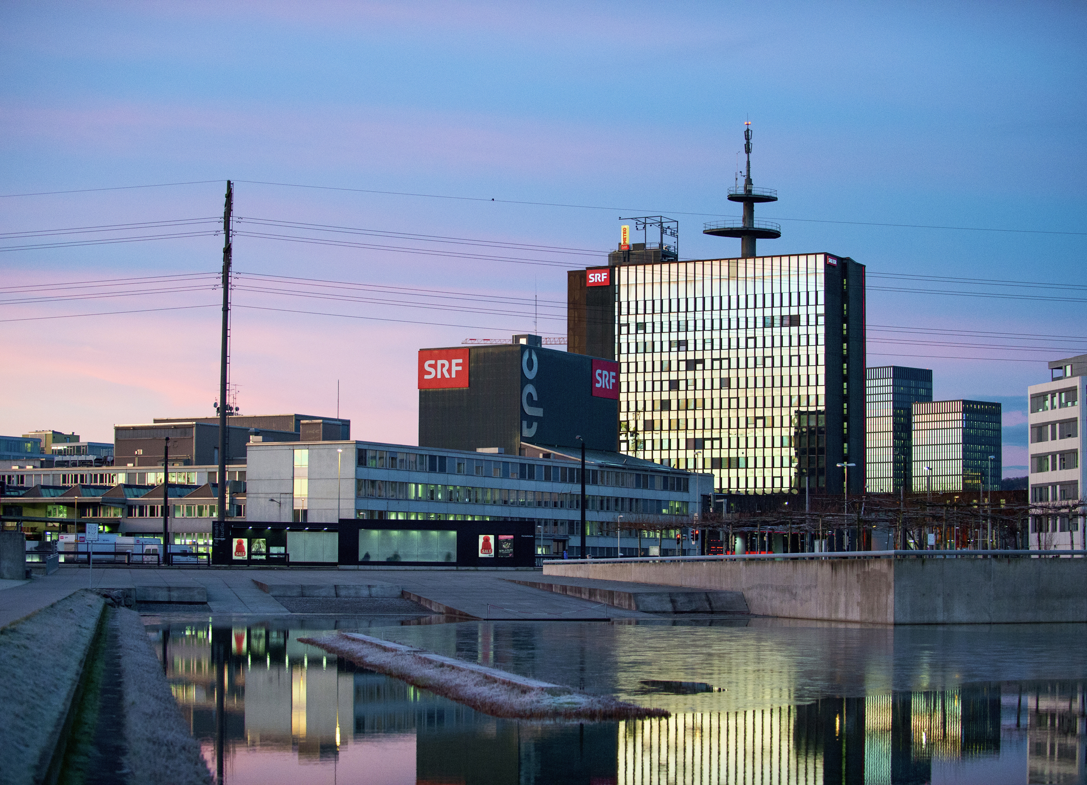 Fernsehstudio Leutschenbachmit Hochhaus, Bühnenturm und Meteo-Studio auf dem DachBlick vom Glattpark in Richtung OerlikonCopyright: SRF/Oscar Alessio