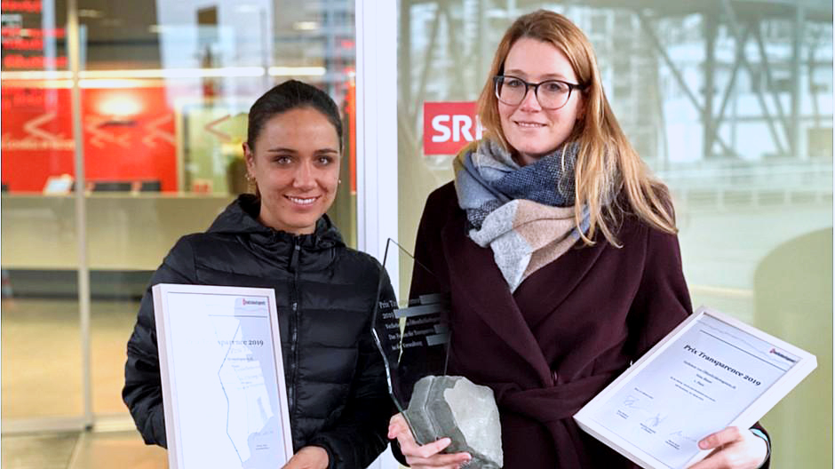 «Rundschau»-Journalistinnen gewinnen den Prix Transparence 2019 Die «Rundschau»-Journalistinnen Anielle Peterhans (l.) und Nina Blaser (r.) wurden für die beste Transparenzstory des Jahres 2019 mit dem Prix Transparence 2019 ausgezeichnet.Copyright: SRF