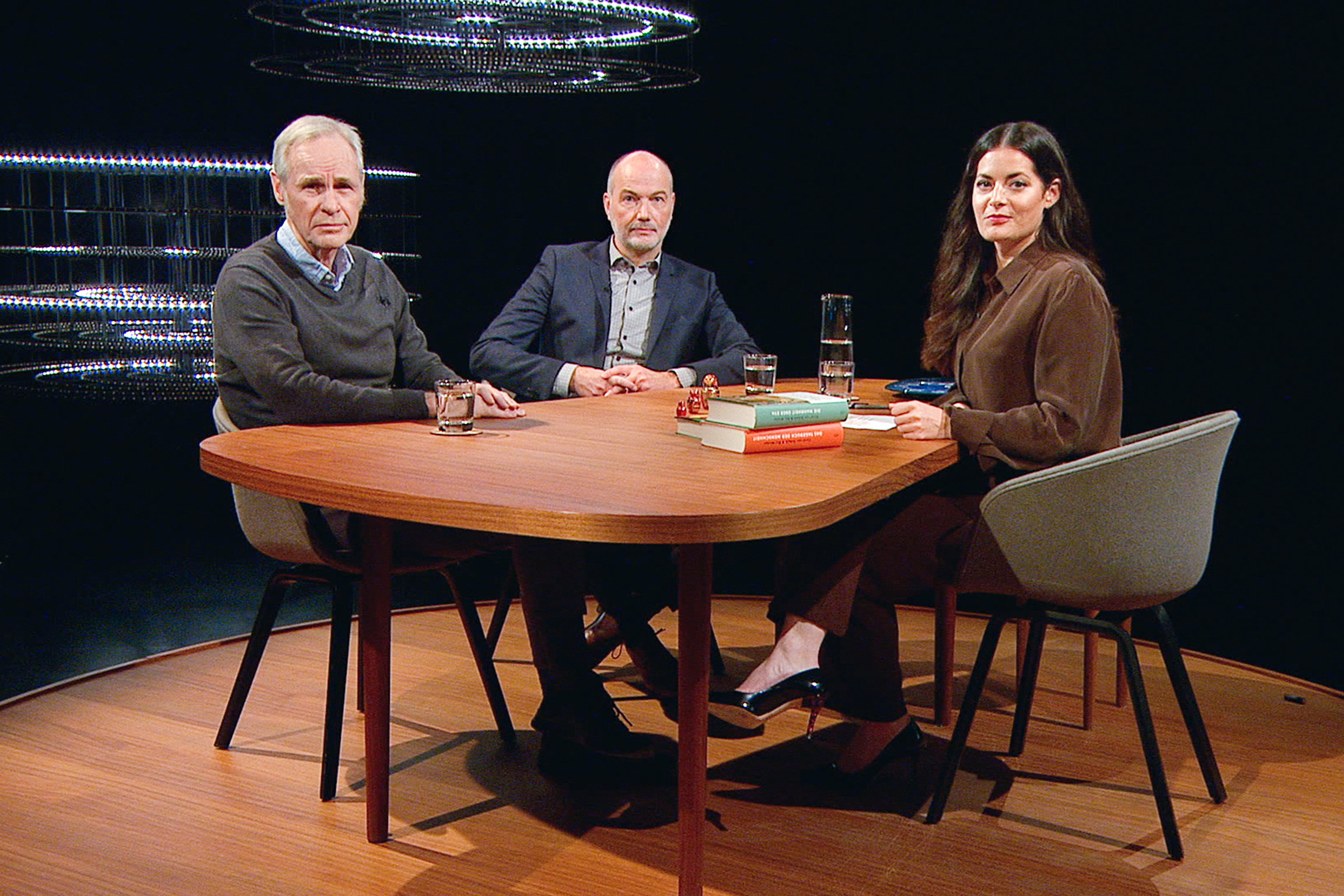 Sternstunde ReligionWelche Menschen wollen wir sein? Carel van Schaik und Kai Michel mit Moderatorin Olivia RöllinCopyright: SRF