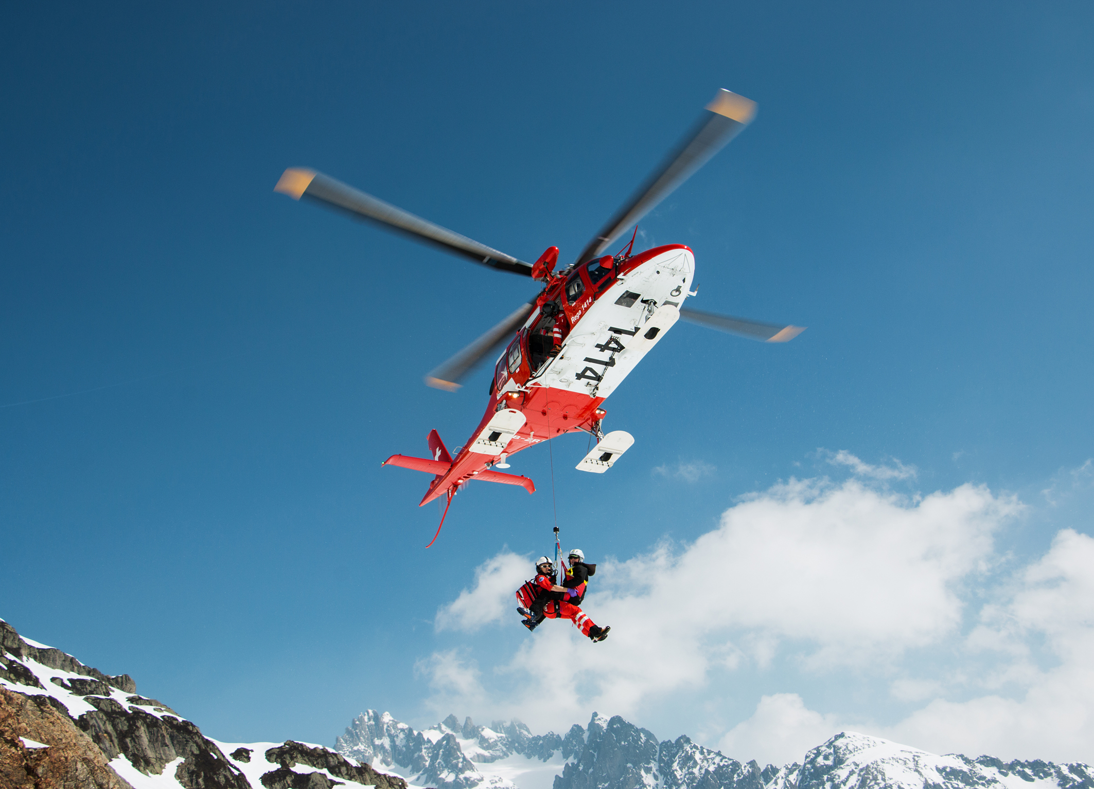 DOK-Serie: Rega 1414 Hilfe naht Windenaktion mit Einsatzheli Rega 10 (Gebirgsheli Agusta Westland Da Vinci)