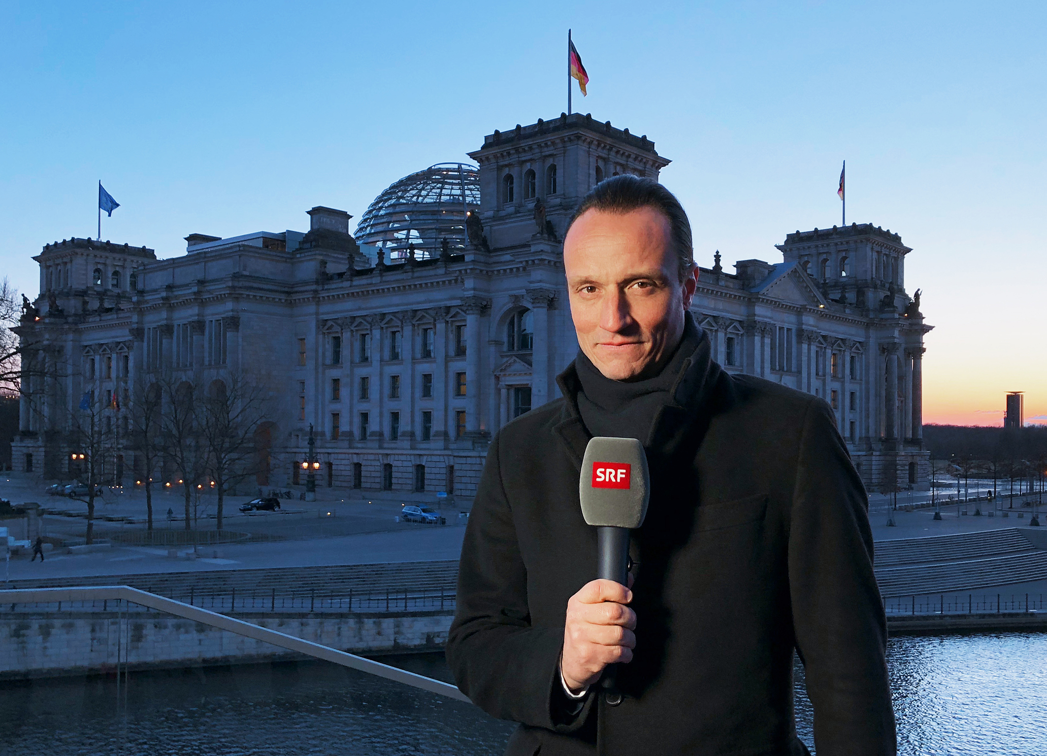 Adrian Arnold Auslandkorrespondent Deutschland vor dem Reichstagsgebäude in Berlin