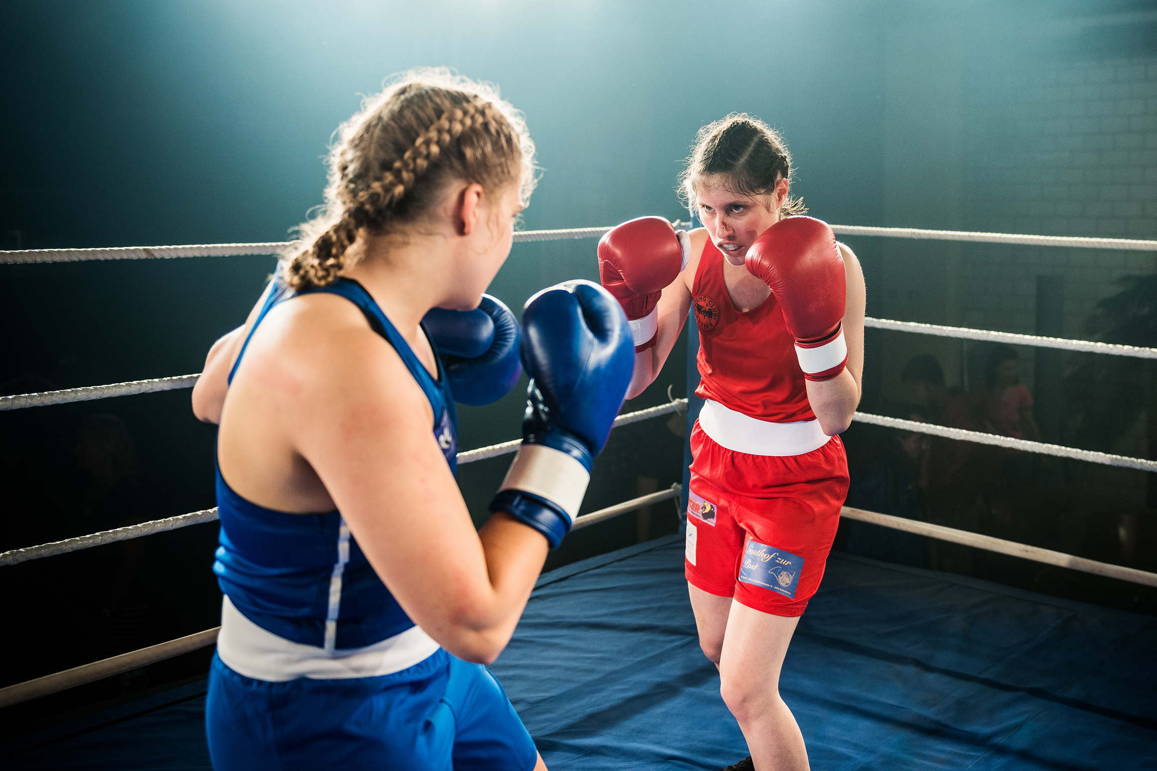 Tatort – Ausgezählt. Frauen-Boxkampf bis aufs Äusserste: Fiona Wyss als Kerry Breitlinger (l.) und Tabea Buser als Martina Oberholzer