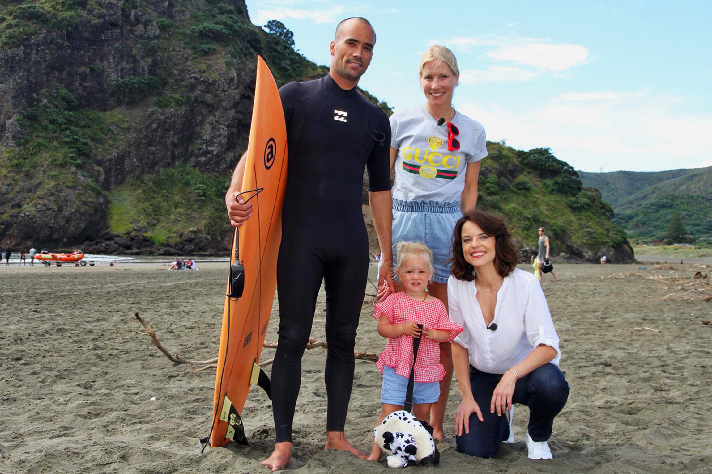 Hin und Weg Neuseeland AJ Matthews, Katja Fitze Matthews und Tochter Naria begegnen am Piha Beach Mona Vetsch zum ersten Mal 2019