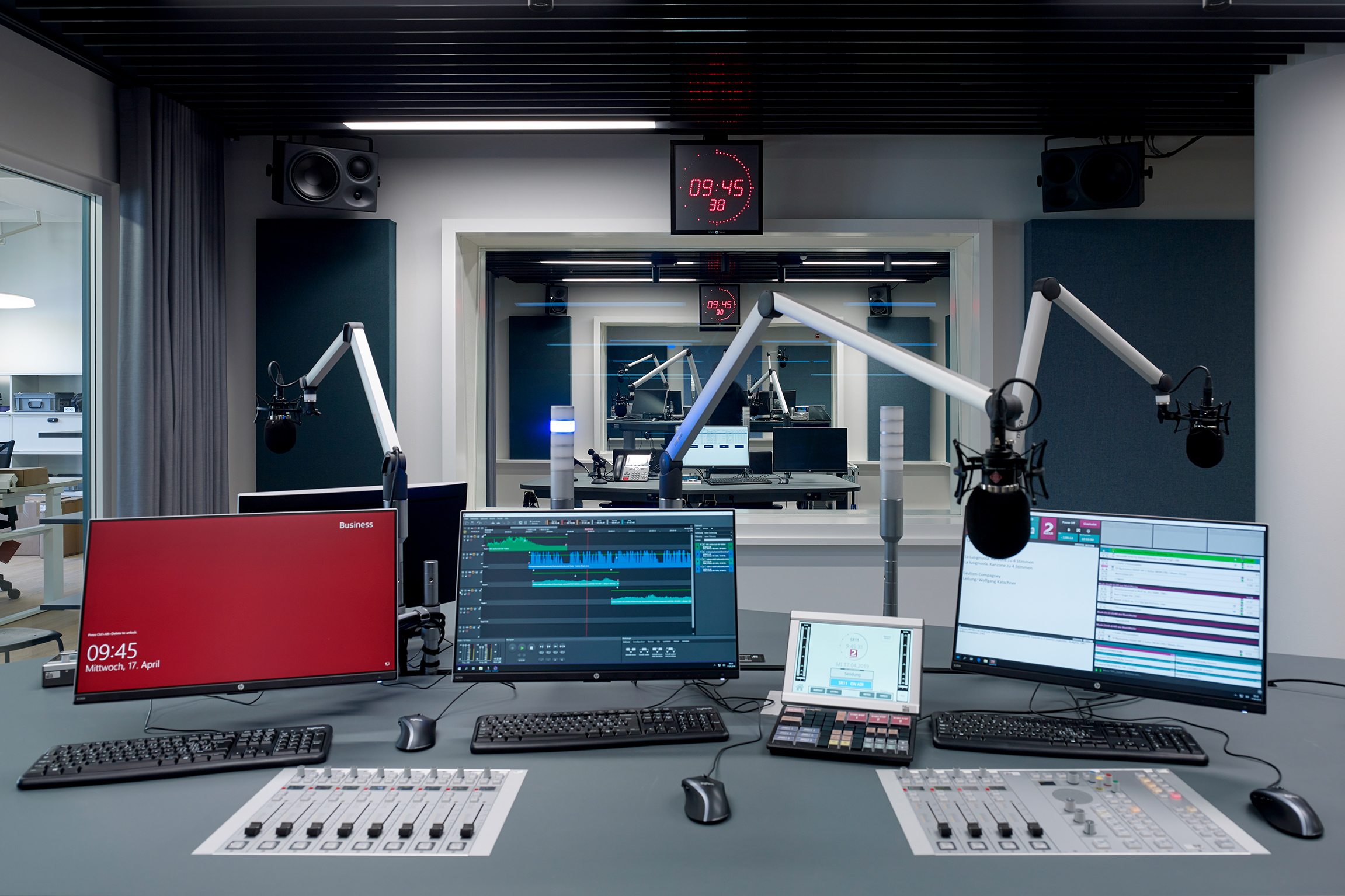 SRF Radiostudio Basel im Meret Oppenheim Hochhaus. Innenaufnahme Redaktionsräume und Studios