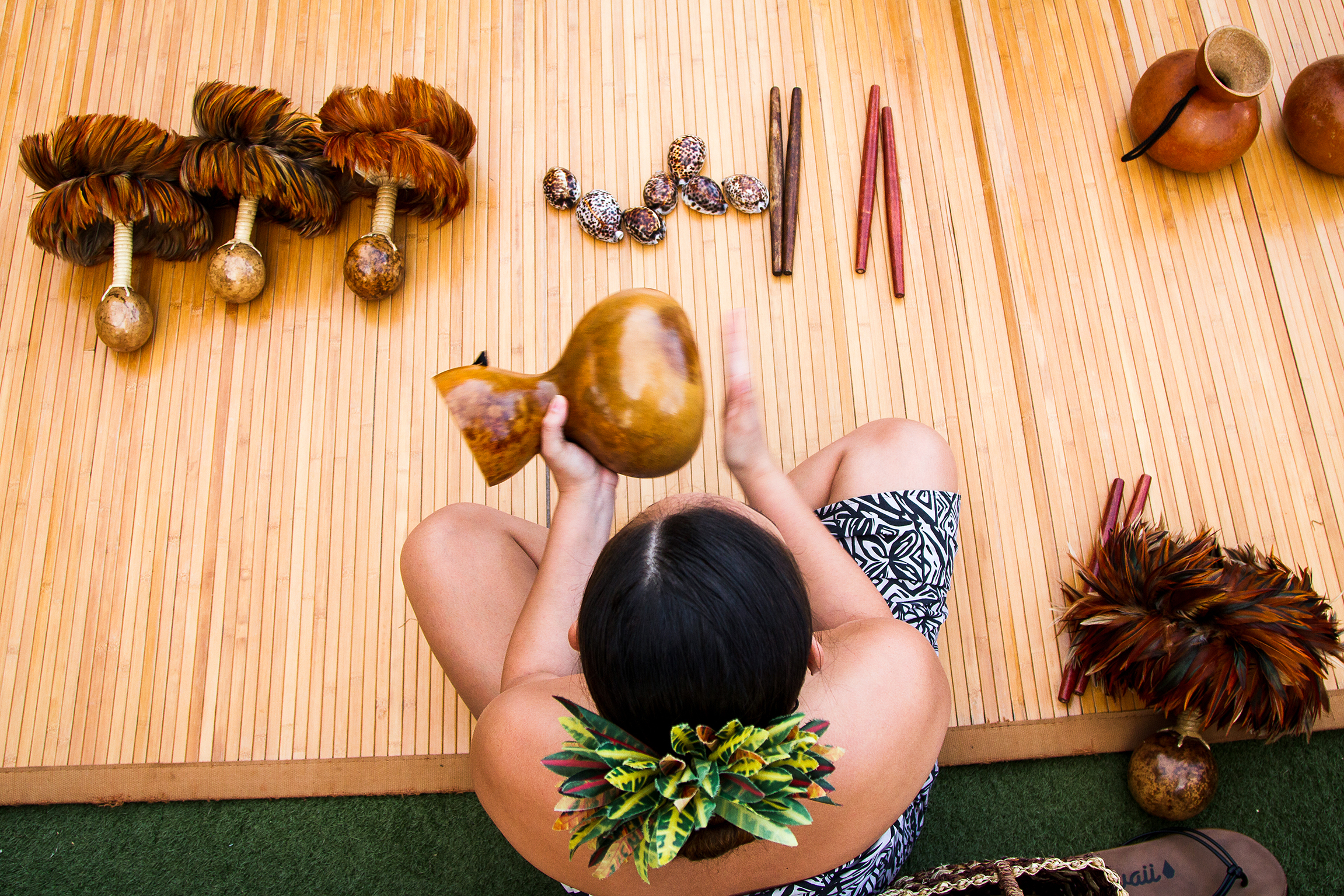 DOK-Serie: Mein unbekanntes Amerika Folge 4 Hawaii - Meine Suche nach dem Aloha Spirit Am traditionellen Luau-Fest kommen auch traditionelle Instrumente zum Einsatz.