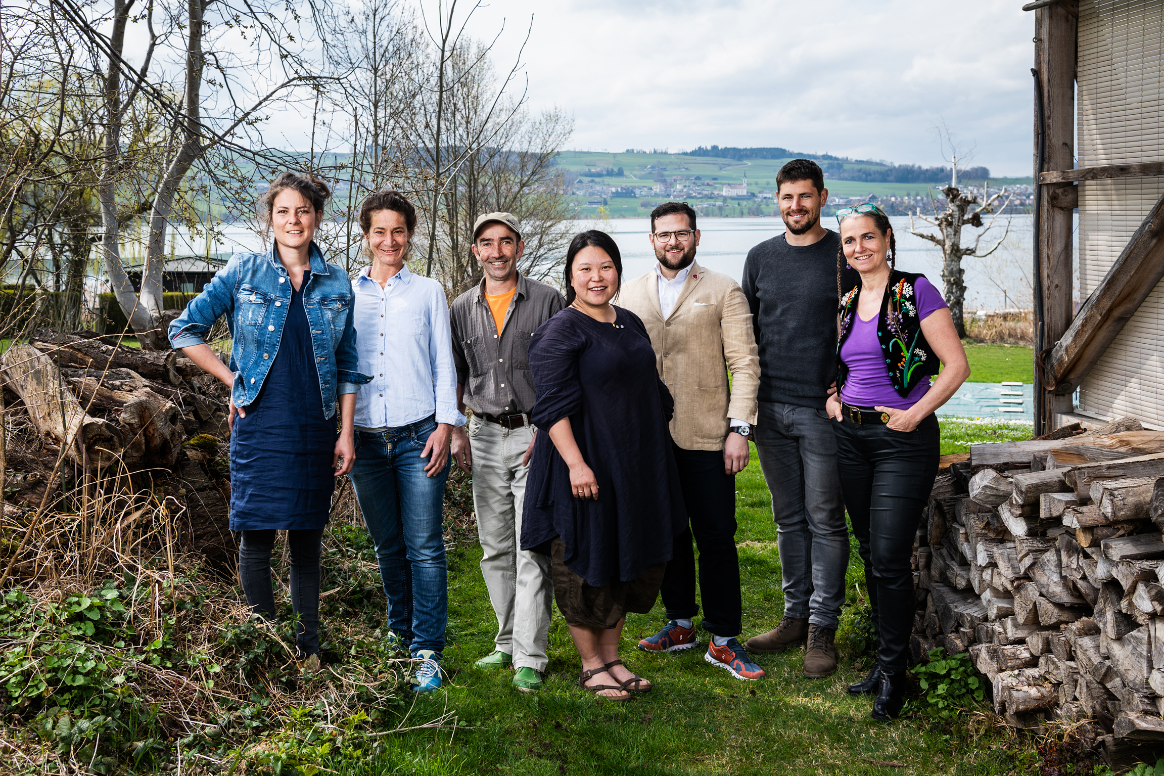 Eusi Landchuchi Staffel 4, 2019 Gruppenbild der Protagonisten v.l.Ramona Caduff, Taija Sigrist, Marc Schlotterbeck, Min Jun Kim, Luca Arnaud Grandjean, Pascal Mayor, Sandrine Ischi