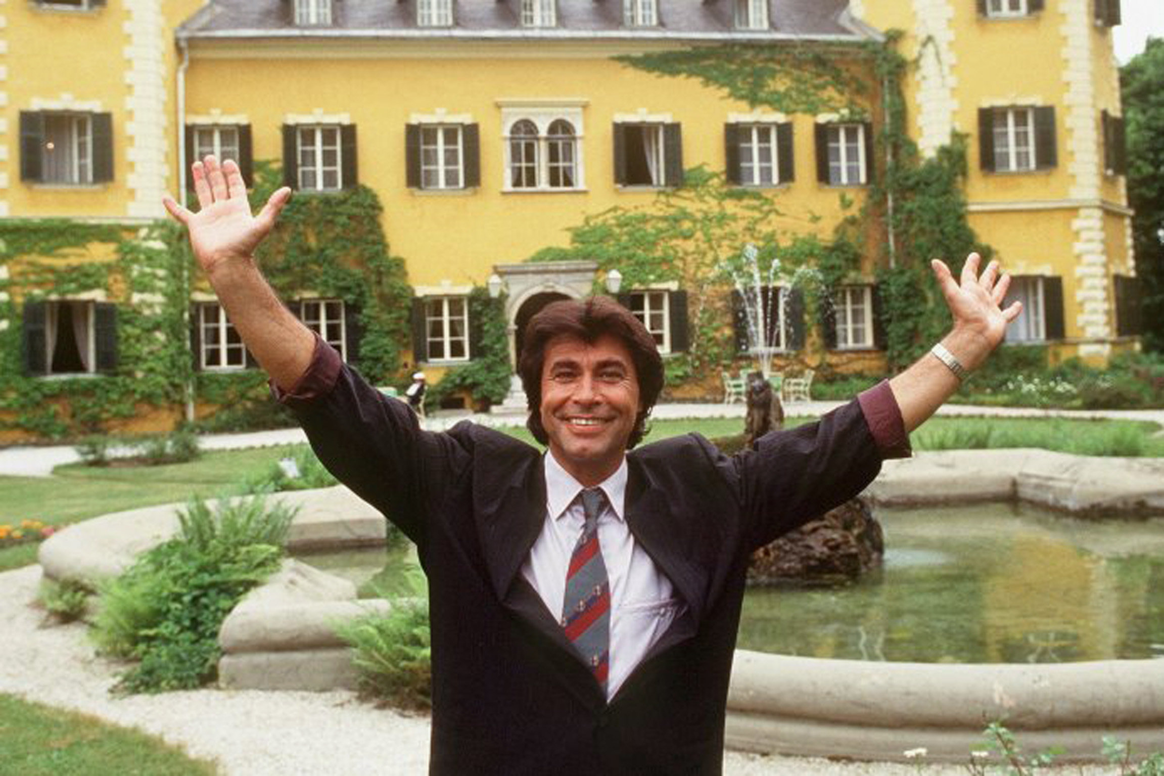 Ein Schloss am WörtherseeVor seinem Schlosshotel Wörthersee: Roy Black als Leonhard Berger, genannt LennieCopyright: SRF/Lisa Film GmbH