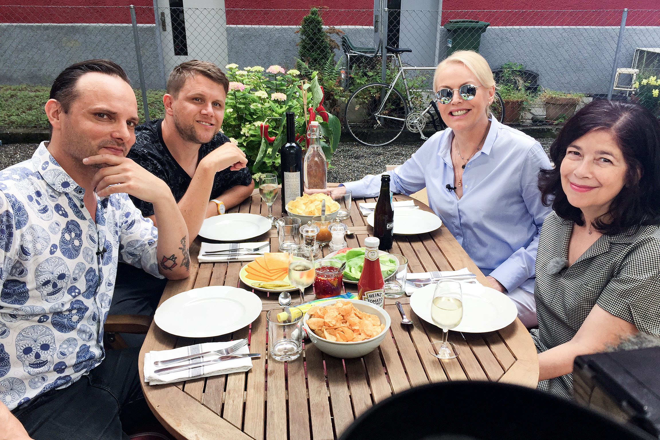 Talk am Grill Folge 4 Dominic Deville lädt ein v.l. Dominic Deville, Knackeboul; Katja Stauber undKatja Alves