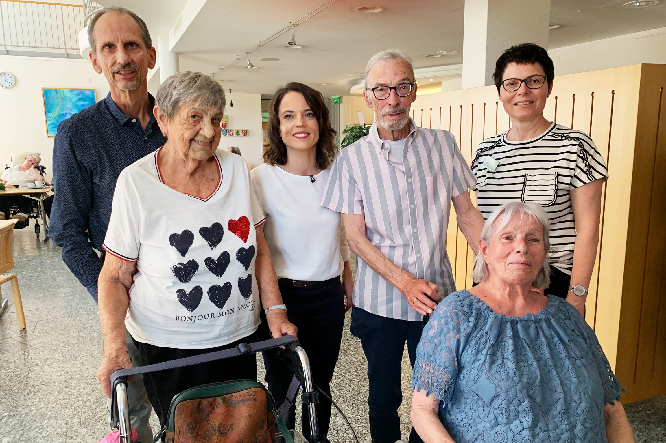 Reporter Spezial: Mona fragt nach Die Neige des Lebens Folge 3 Ueli Oswald, Autor, Heidi Isler, Bewohnerin Pflegezentrum «Bächli» in Basserdorf, Mona Vetsch, Werner und seine Ehefrau Vreni Vetsch, Bewohnerin Pflegezentrum «Bächli» (Vordergrund) und Marlies Petrig, Leiterin Health Care Services Kompetenzzentrum Pflege und Gesundheit mit Sitz in Bassersdorf