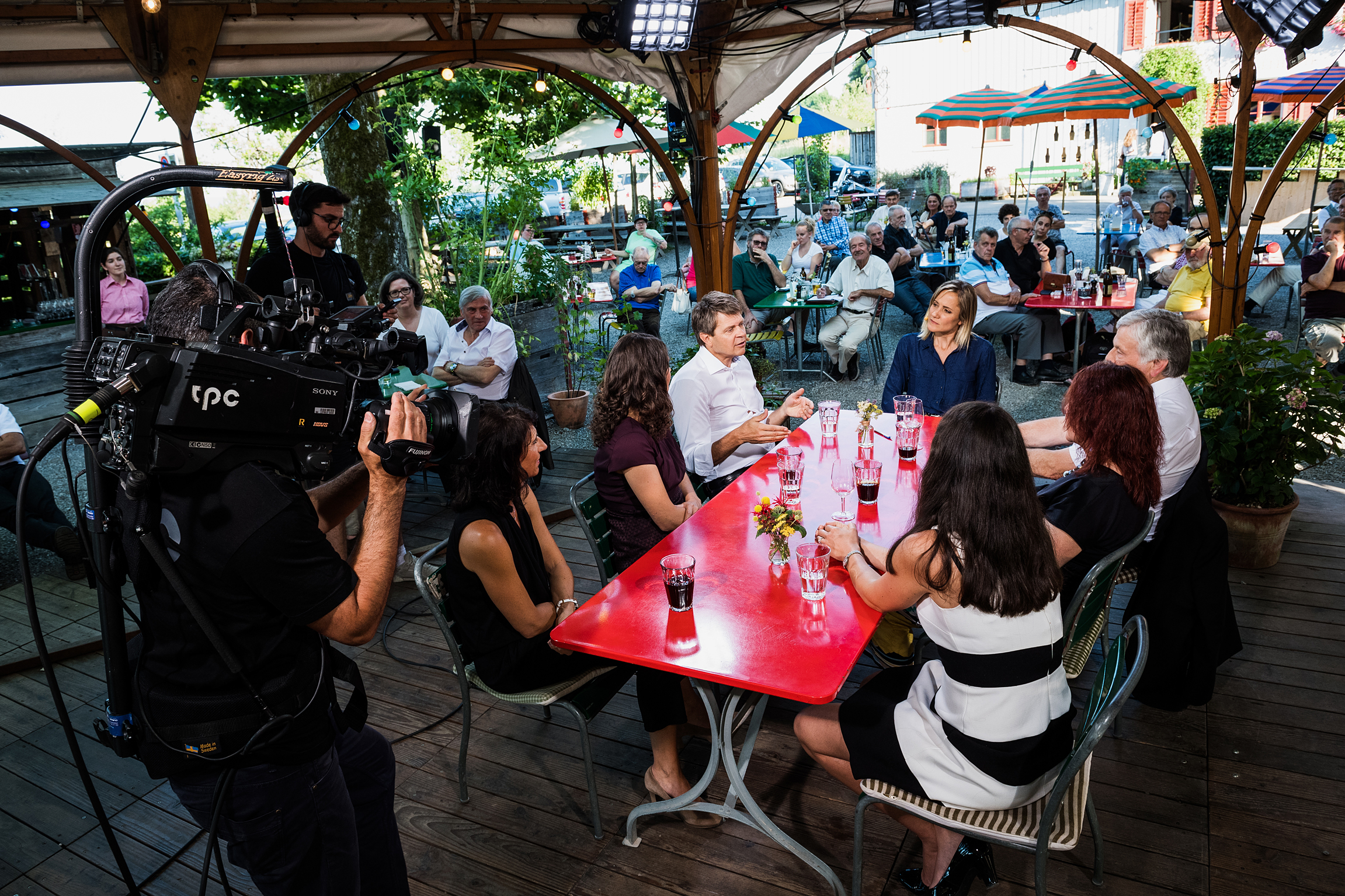 Club - Sommerserie Politikerdynastien Folge 2 v.l.: Iris Fuchs, Annelies Grossen-Rösti, Jürg Grossen, Barbara Lüthi, Hans Fehr, Ursula Fehr, Nina Fehr Düsel