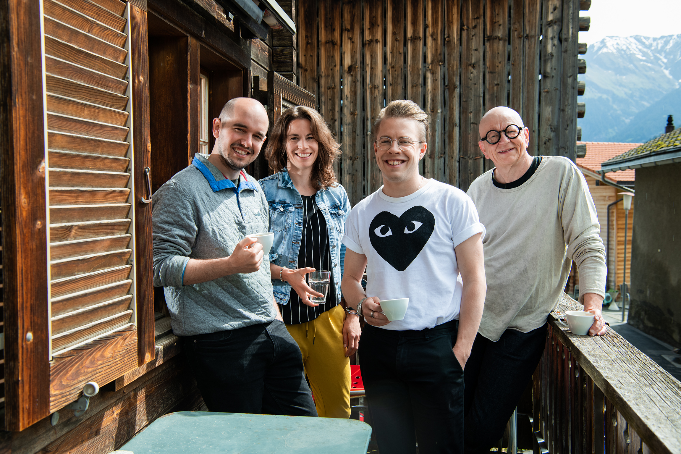 TABU - LGBT-Community Folge 2 Die lesbische Jeannine, der schwule Florian und der trans Mann Henry verbringen vier Tage mit Renato Kaiser (l.) in der Surselva.