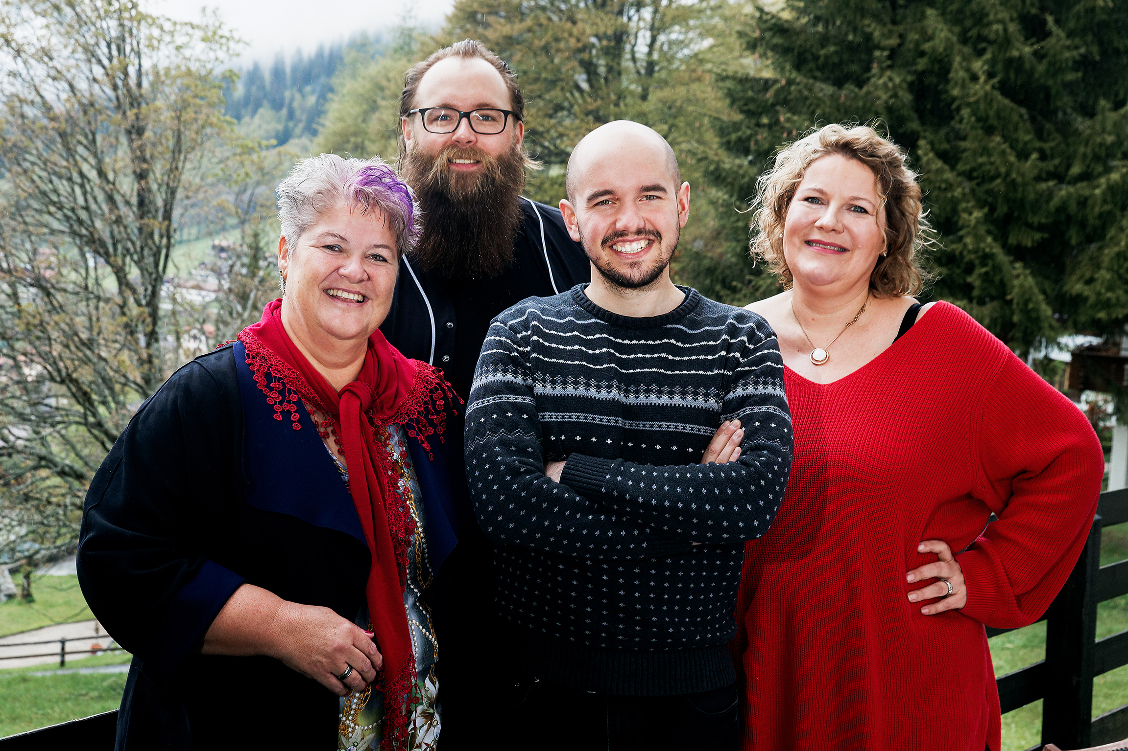 Tabu – Von Adipositas betroffen Folge 4. Renato Kaiser (2.v.r.) lud drei Menschen, die unter ihrem Übergewicht leiden, in eine Ferienwohnung in Klosters ein: Silvia, Gaby und Bruno.