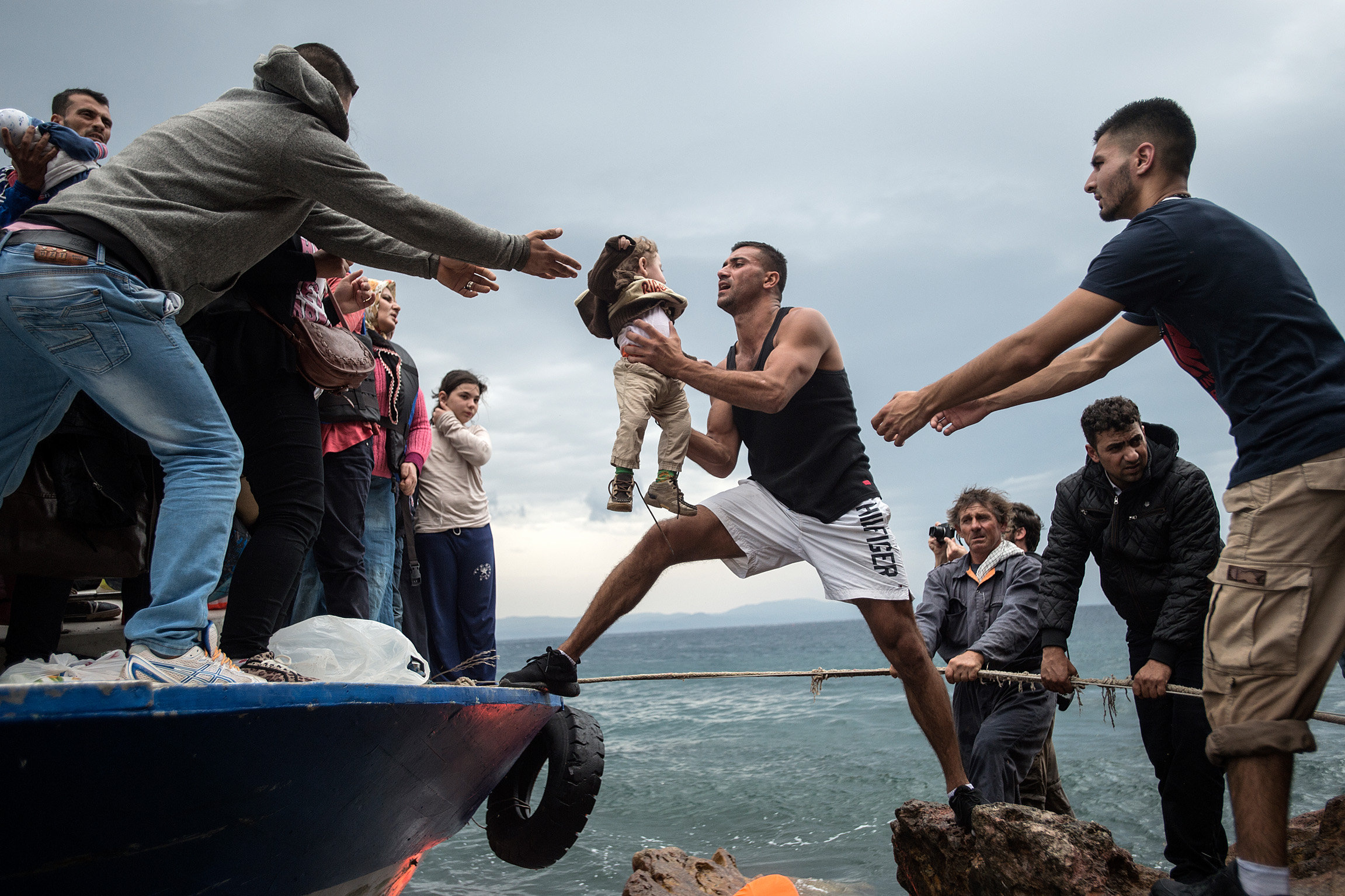 DOK: Menschlichkeit vor Gericht Salam Aldeen hilft Flüchtlingen, die auf der Insel Lesbos ankommen