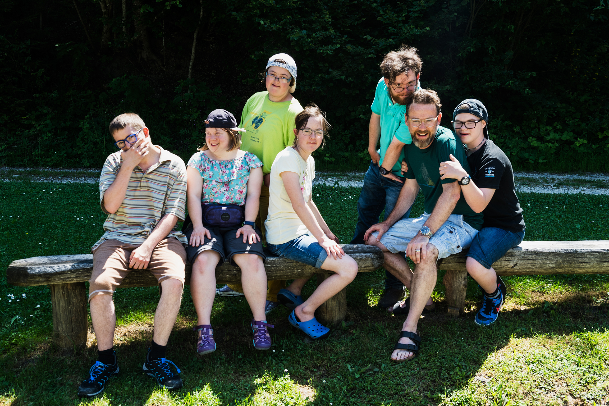 SRF bi de Lüt Reise mitohne Hindernis - mit Nik Hartmann Gruppenbild von Nik Hartmann und den sechs Protagonisten: v.l. Claude Filmer, Andrea Schibli, Laura Züger, Lorena Bohren, Damian Bright, Nik Hartmann, Mike Häberli2019Copyright: SRF