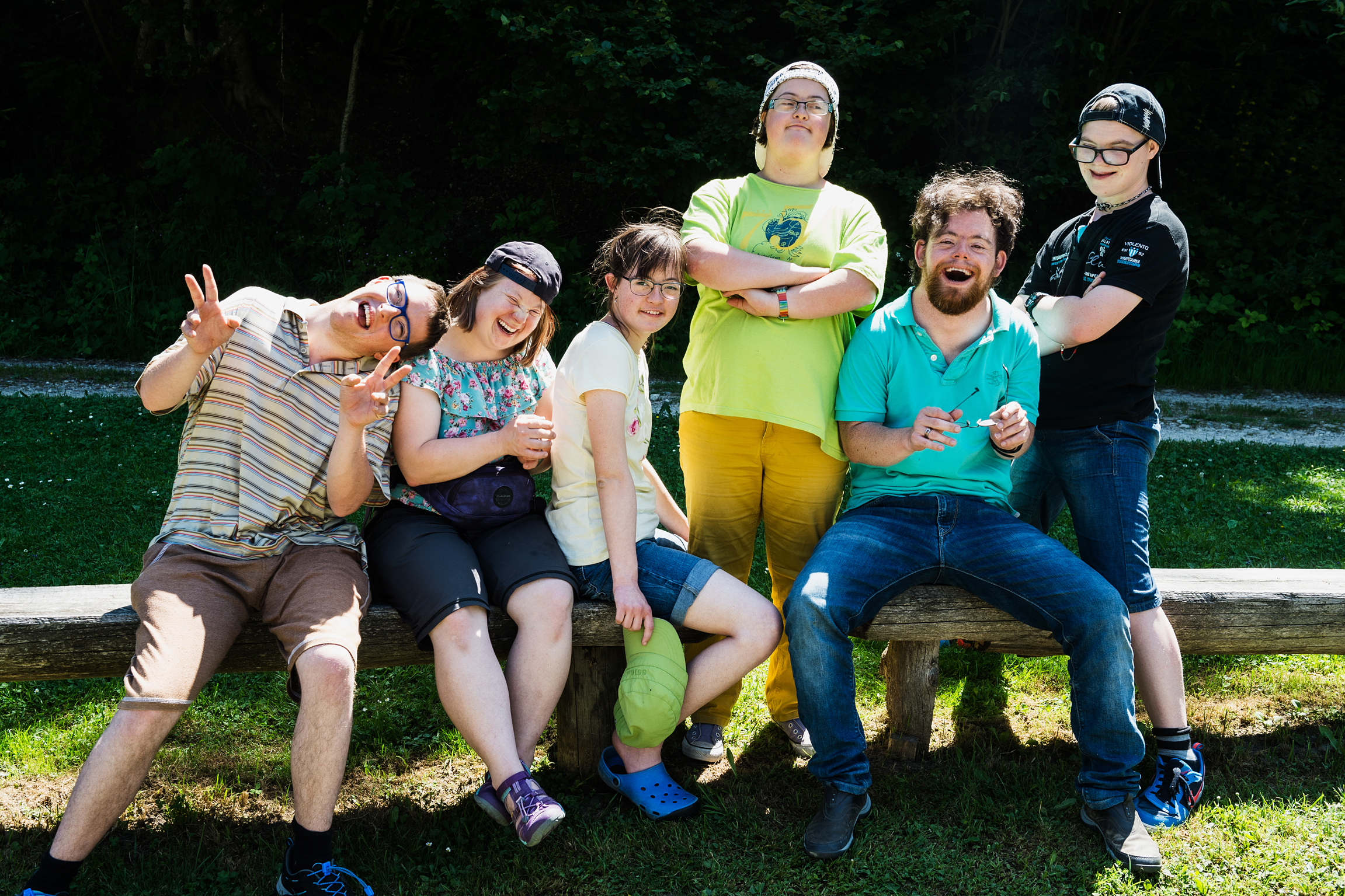 SRF bi de Lüt Reise mitohne Hindernis - mit Nik Hartmann Gruppenbild von Nik Hartmann und den sechs Protagonisten: v.l. Claude Filmer, Andrea Schibli, Lorena Bohren, Laura Züger, Damian Bright, Mike Häberli
