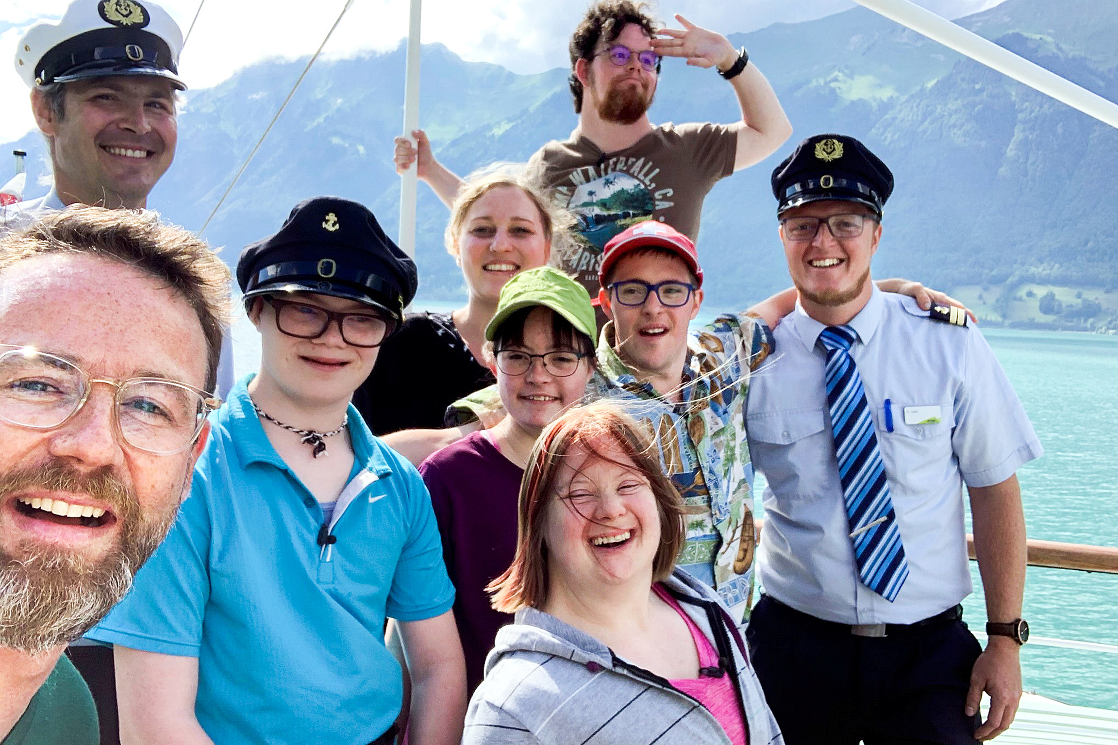SRF bi de Lüt - Reise mitohne Hindernis 2019 Moderator Nik Hartmann unterwegs mit sechs jungen Menschen mit Down Syndrom:  Schiffahrt auf dem Brienzersee, auf dem Dampfschiff Lötschberg