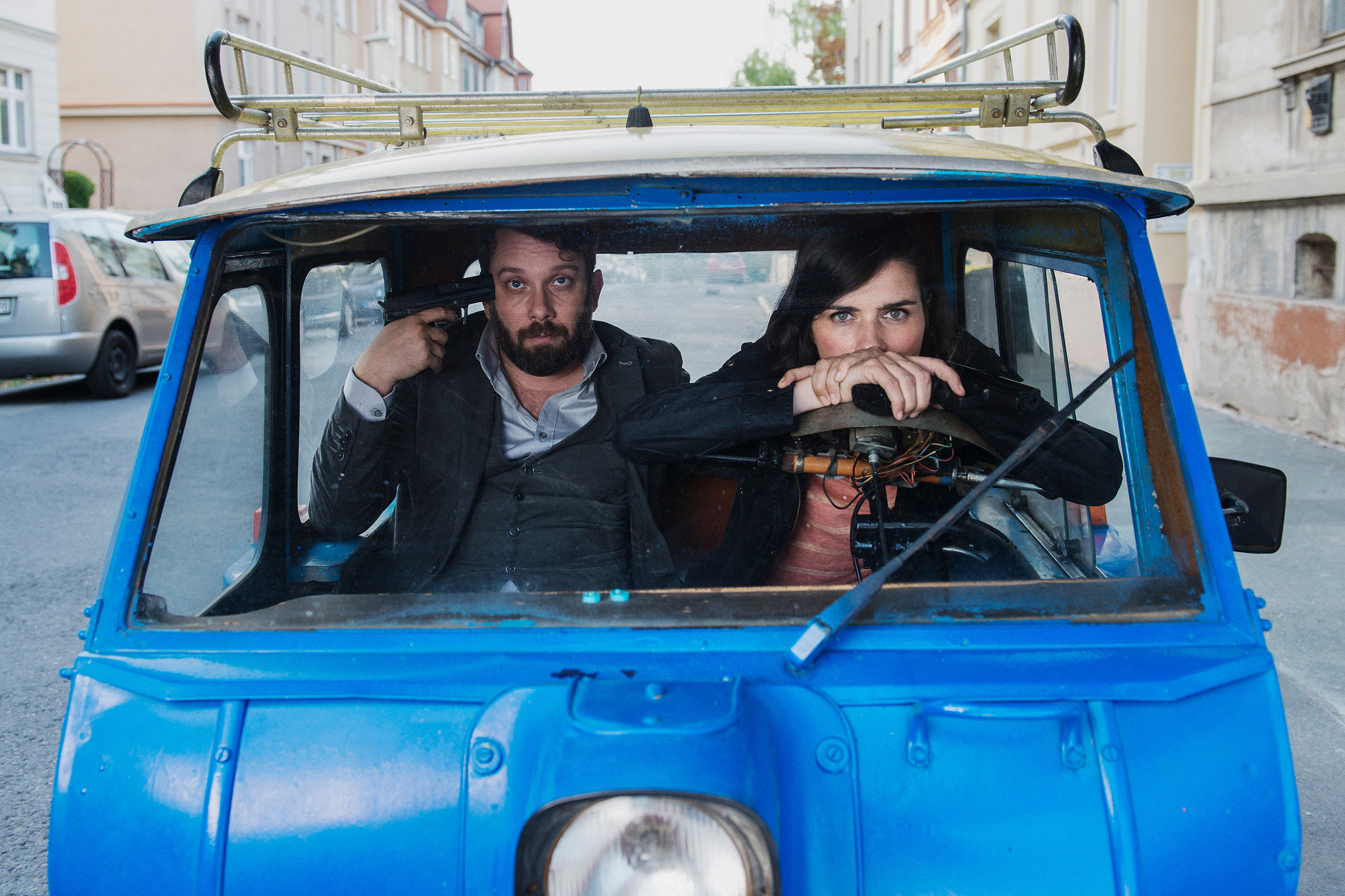 Tatort – Die harte Kern Das Ermittler-Duo im Auto: Christian Ulmen als Kriminalkommissar Lessing, Nora Tschirner als Kriminalkommissarin Kira Dorn