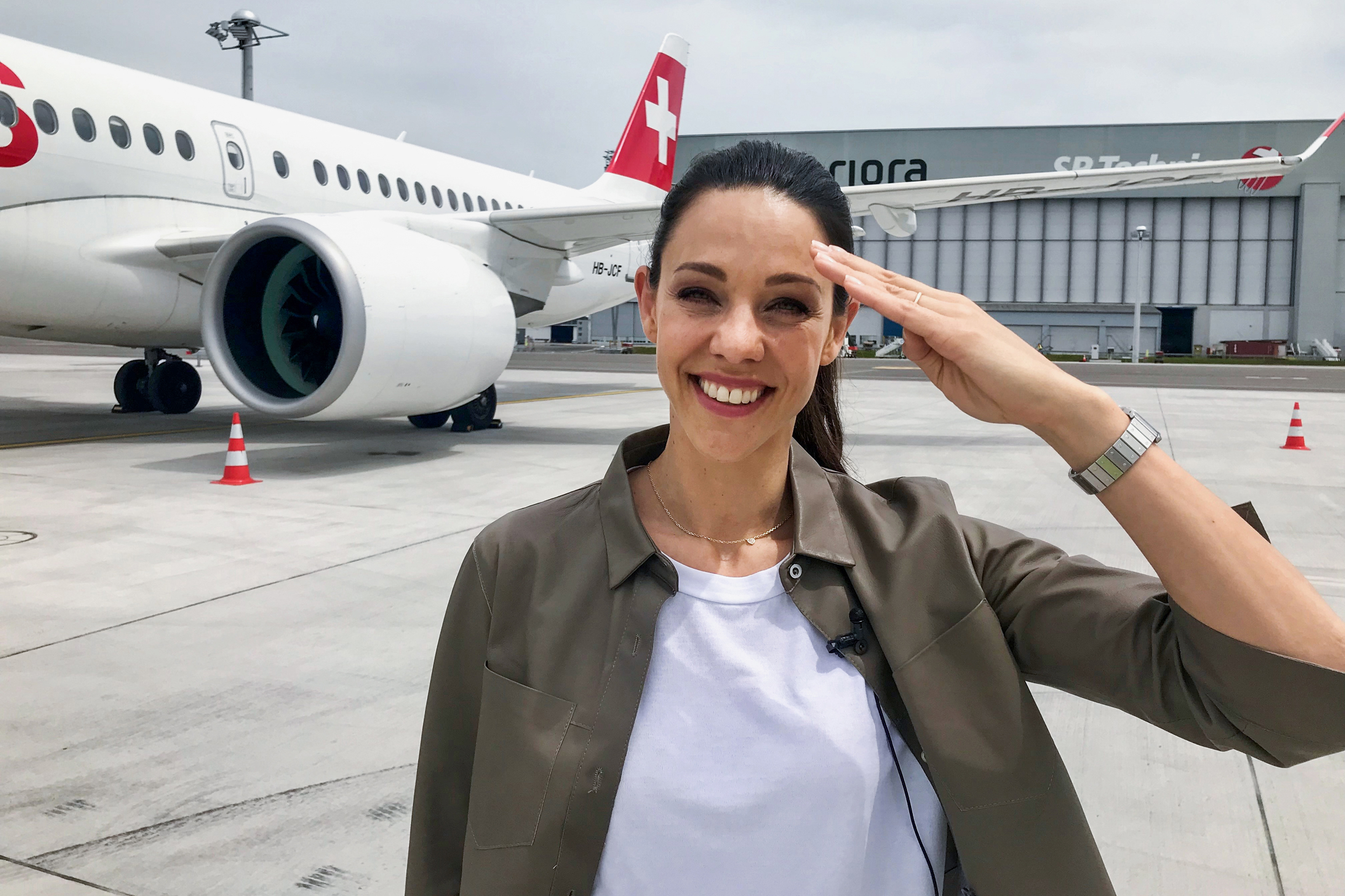 Jetzt oder nie - Lebe deinen Traum 2019 Kiki Maeder vor dem Linienflugzeug Airbus A220