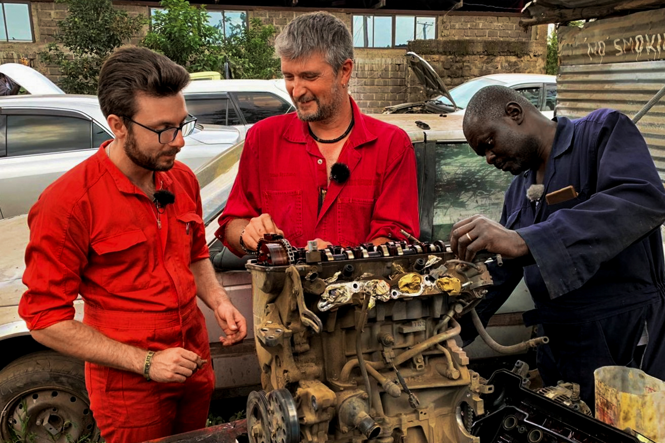 Jobtausch Folge 6 - Pannendienst 2019 Tausch-Chef Ben führt die Tauscharbeiter in den Job ein: Marcel Reichmuth, Adrian Feusi, Ben Odhiambo Kombo.