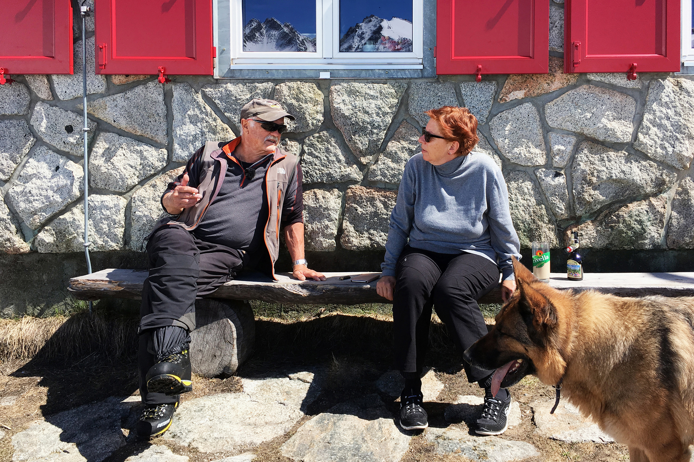 SRF bi de Lüt - Hüttengeschichten Staffel 9 Bergseehütte UR: Toni Fullin mit stv. Hüttenwartin Barbara Salzmann und Hüttenhund Zeus