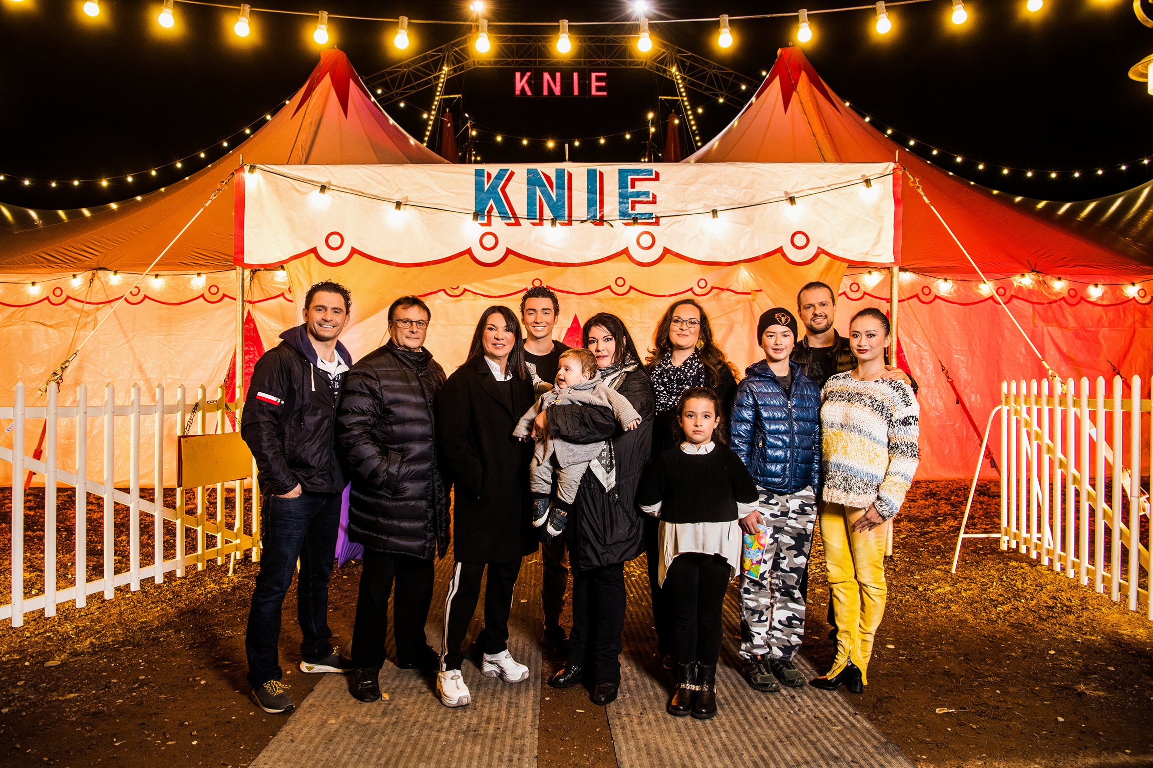 Dynastie Knie - 100 Jahre Nationalcircus Gruppenbild der Familie Knie v.l. Maycol Errani, Fredy Knie Jun., Mary-José Knie, Ivan Knie, Maycol jun., Géraldine Knie, Doris Knie, Chanel Knie, Chris Rui Knie, Franco Knie jun., Linna Knie-Sun