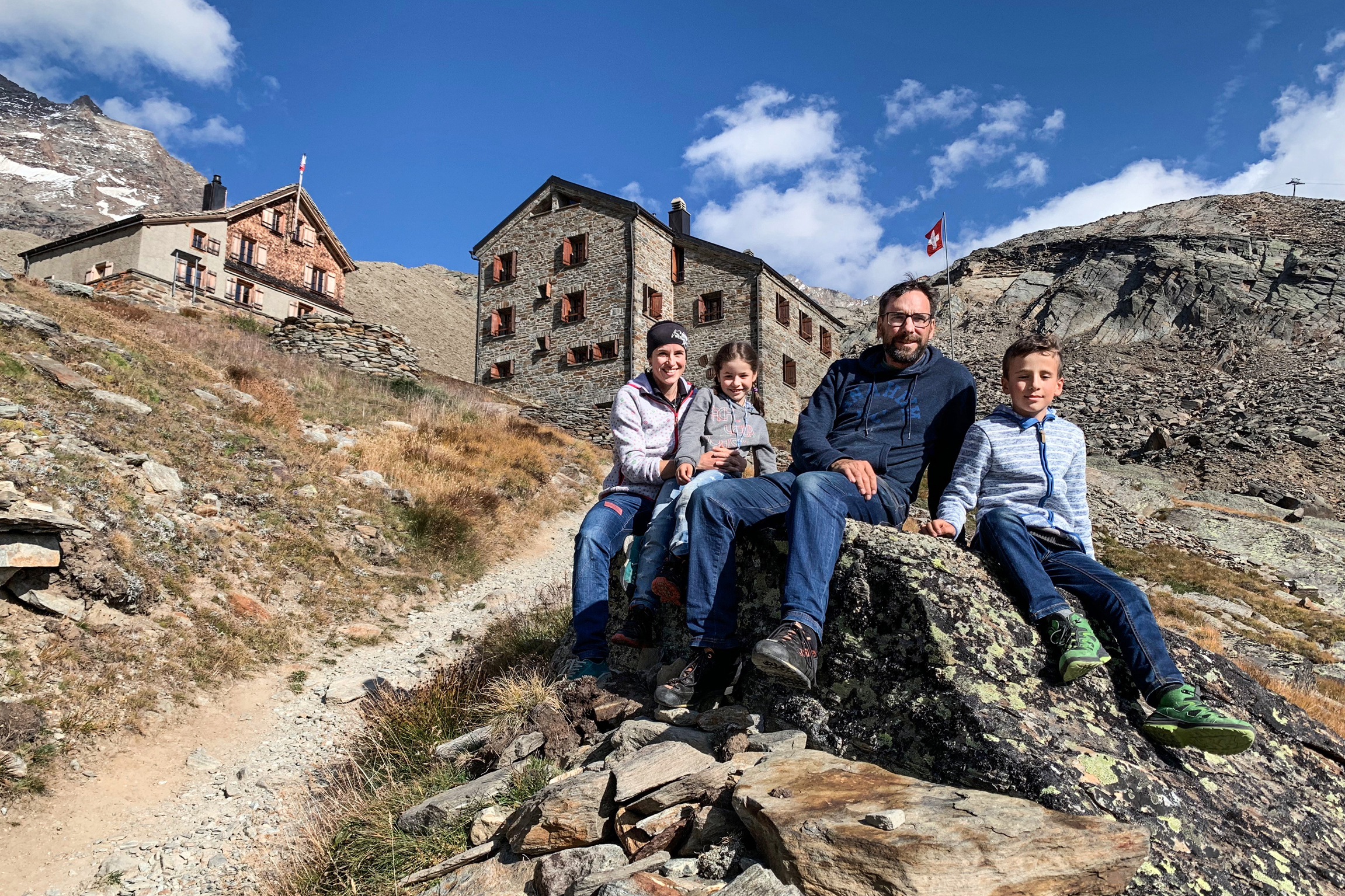 SRF bi de Lüt - Hüttengeschichten Staffel 9Weissmieshütte VS: Hüttenwarte Carla (l.) und Roberto (2.v.r.) Arnold mit ihren Kinder Gian (r.) und Ladina (2.v.l.)