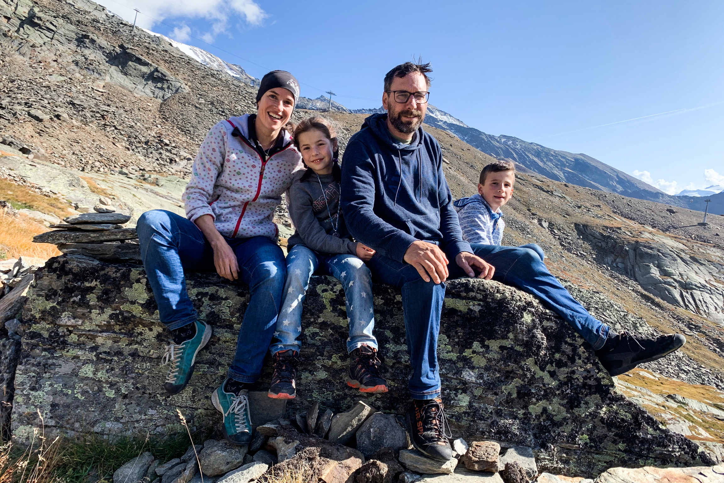 SRF bi de Lüt - Hüttengeschichten Staffel 9 Weissmieshütte VS: Hüttenwarte Carla (l.) und Roberto (2.v.r.) Arnold mit ihren Kinder Gian (r.) und Ladina (2.v.l.)