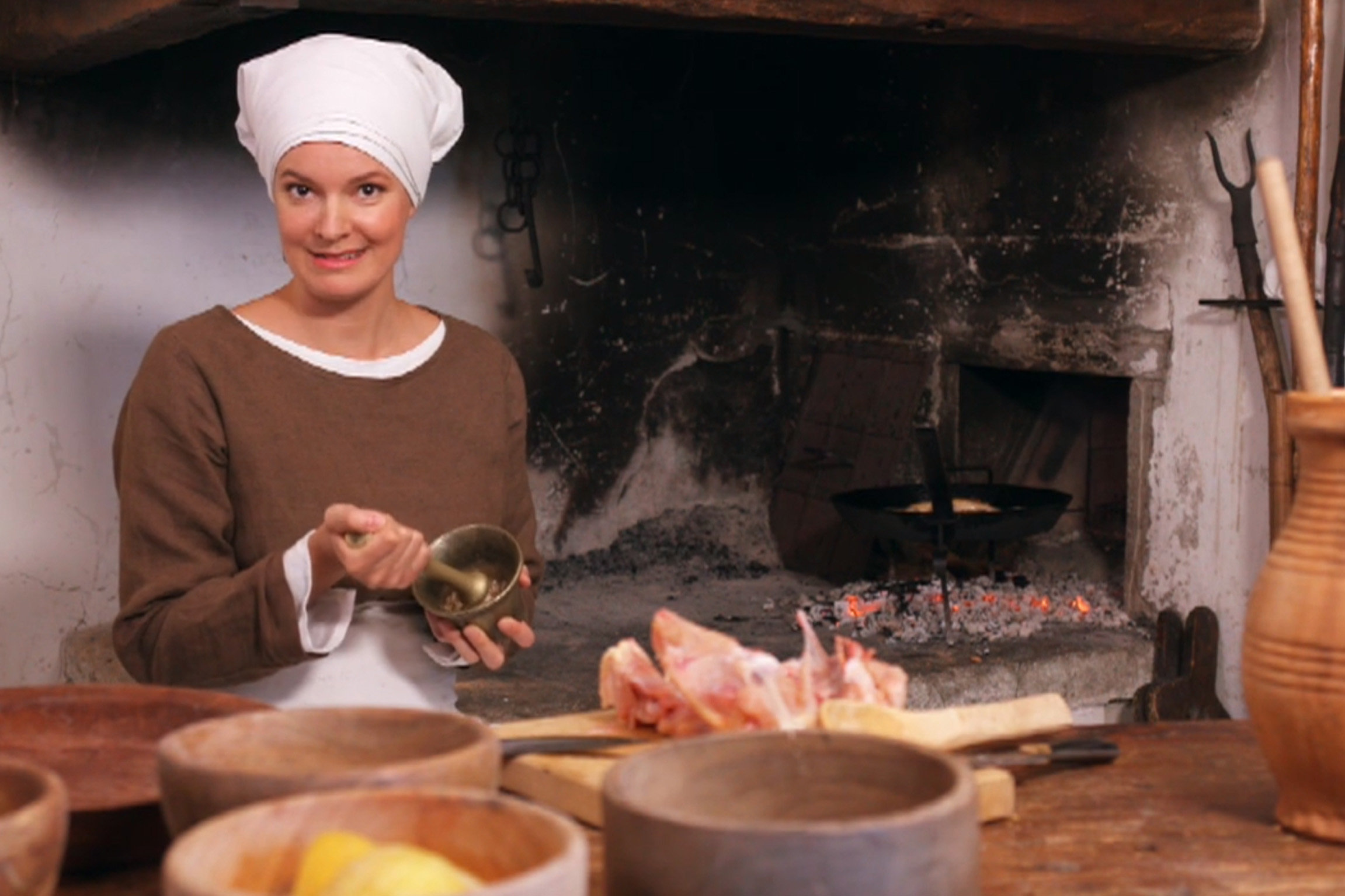SRF mySchool: Mittelalter in der Schweiz Moderatorin Monika Erni probiert sich in der Schlossküche von Schloss Lenzburg an einem mittelalterlichen Rezept. Es gibt Huhn mit Zitrone an Mandelmilch.