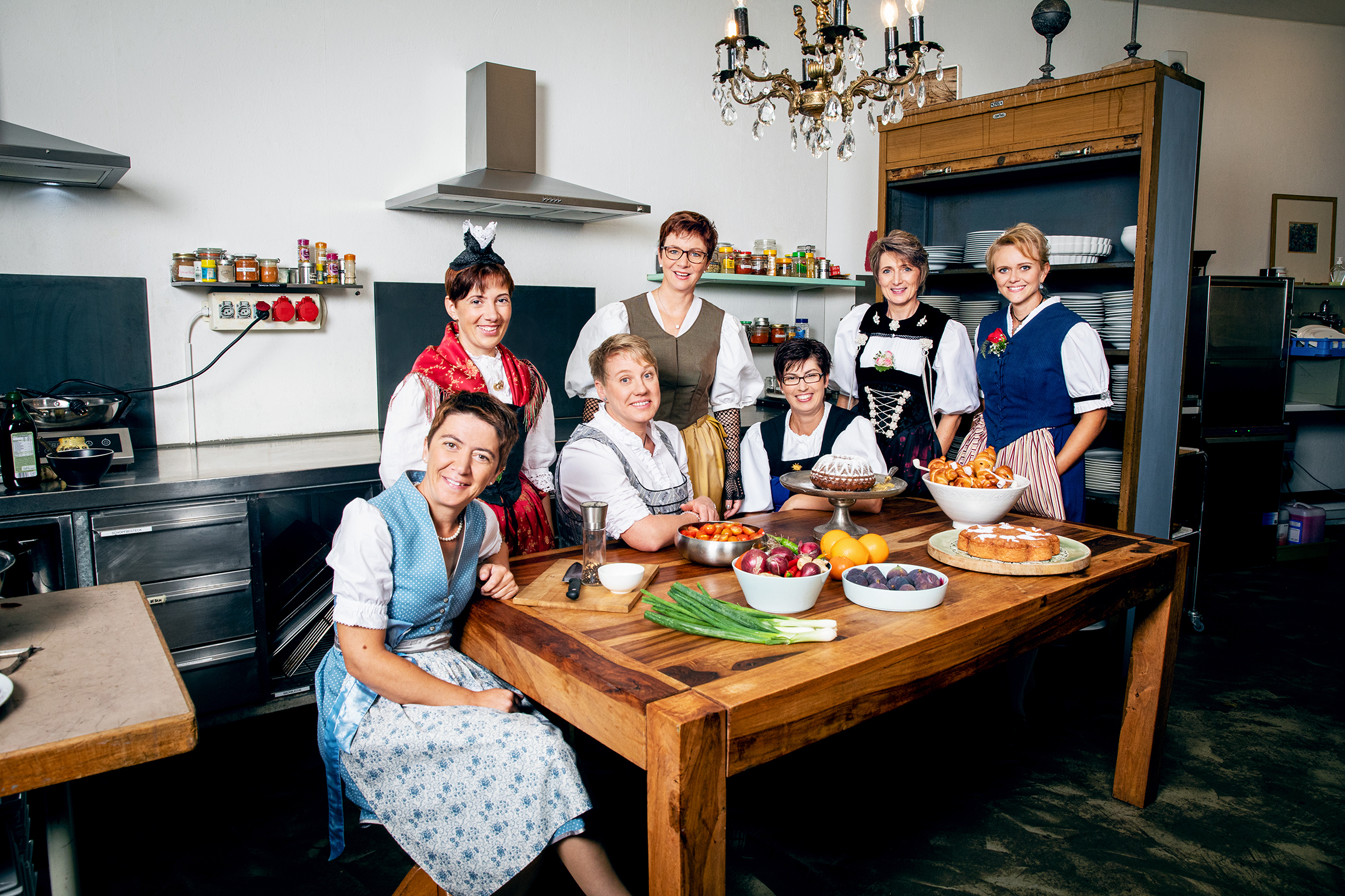 SRF bi de Lüt - Landfrauenküche Staffel 13 2019 v.l. Flurina Candinas, Theres Marty, Astrid Murpf, Aurelia Joly, Manuela Achermann, Marlies Bärschi, Brigitte Inderbitzin