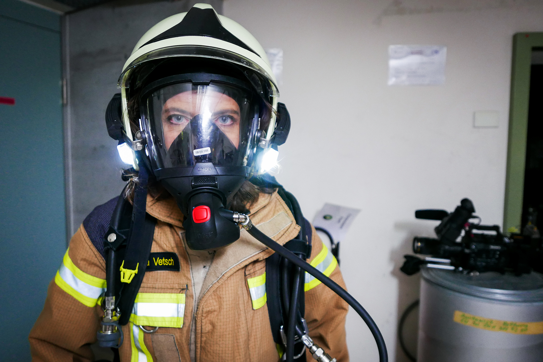 Mona mittendrin bei der Berufsfeuerwehr. Staffel 4, Herbst 2019. Folge 1 Mona Vetsch wird am Atemschutzgerät ausgebildet