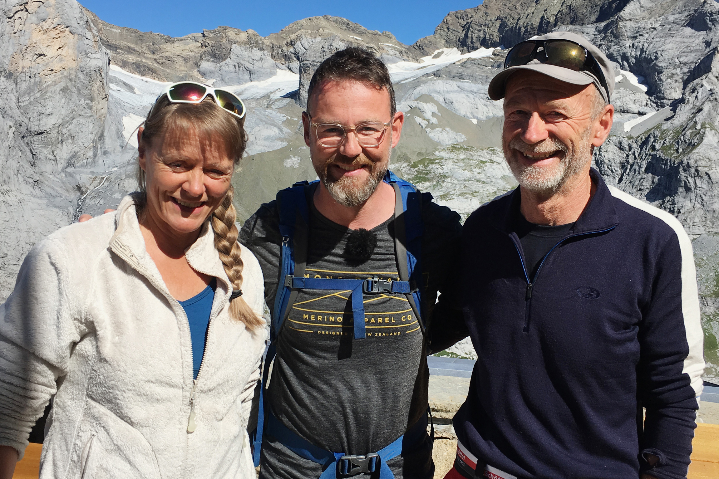 SRF bi de Lüt - Hüttengeschichten Spezial Nik Hartmann (M.) mit Claudia Drilling und Fridolin Vögeli, den Hüttenwarten auf der Hüfihütte