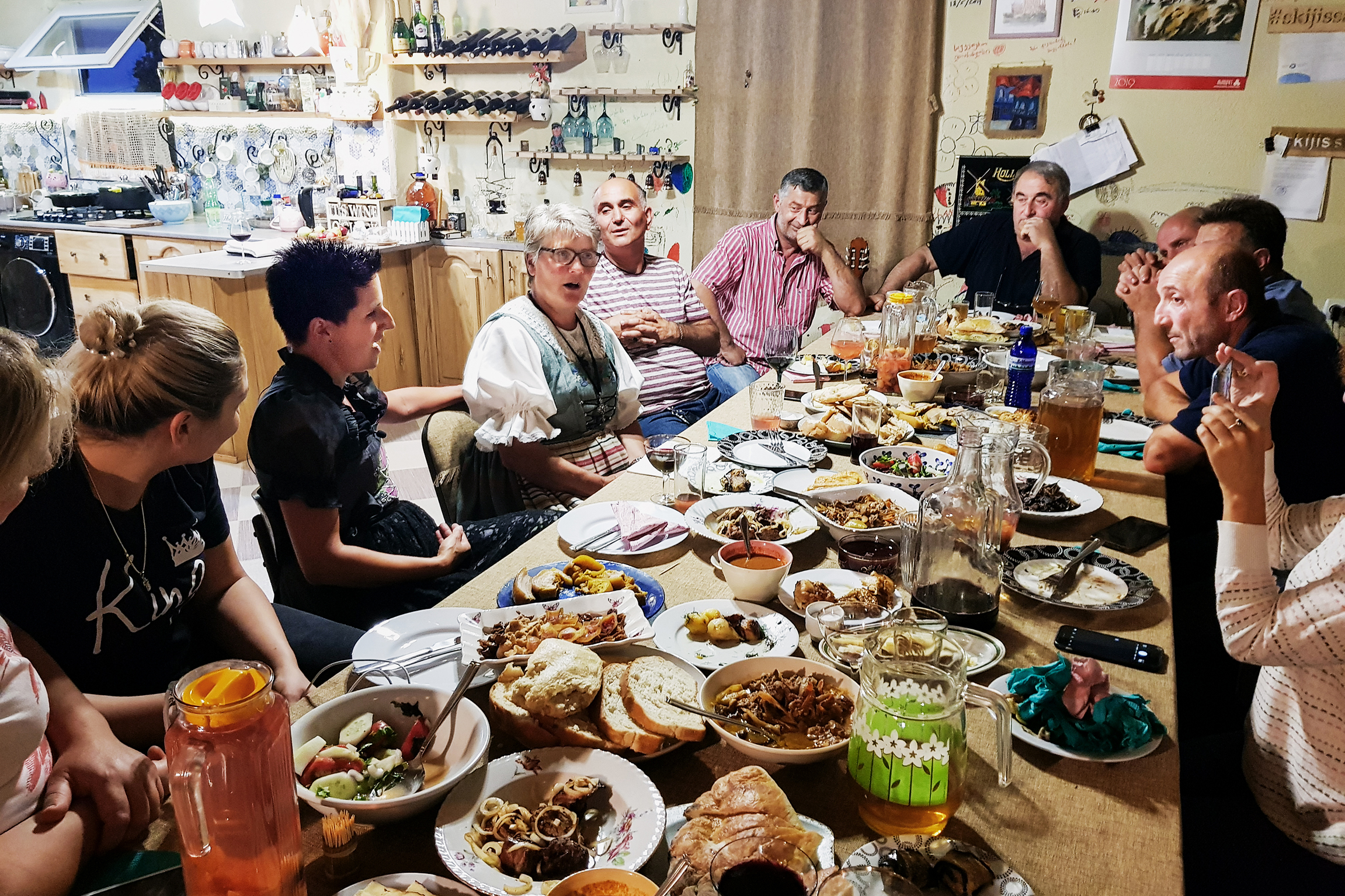 Wenn Landfrauen reisen Staffel 2 Folge 1 Georgien Die Landfrauen beim gemeinsamen Essen (Supra genannt) mit Gästen der georgischen Landfrau Darejan Berdreinshvili: Fabienne Müller (Tischmitte links), Irene Schmid (Tischmitte rechts)