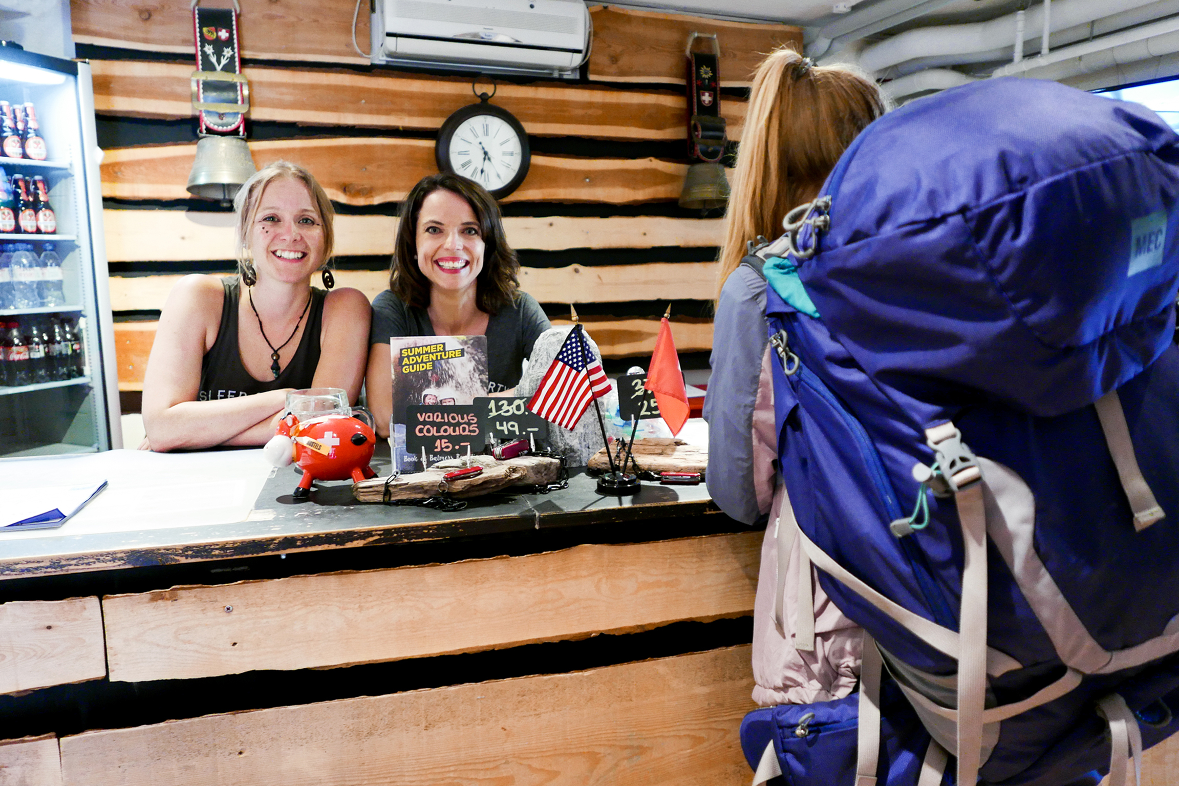 Mona mittendrin im Backpacker-Hotel Staffel 4 Folge 3 Herbst 2019 Mona Vetsch (r.) mit Receptionistin Susan Stauffer im Backpacker-Hostel Balmers in Interlaken