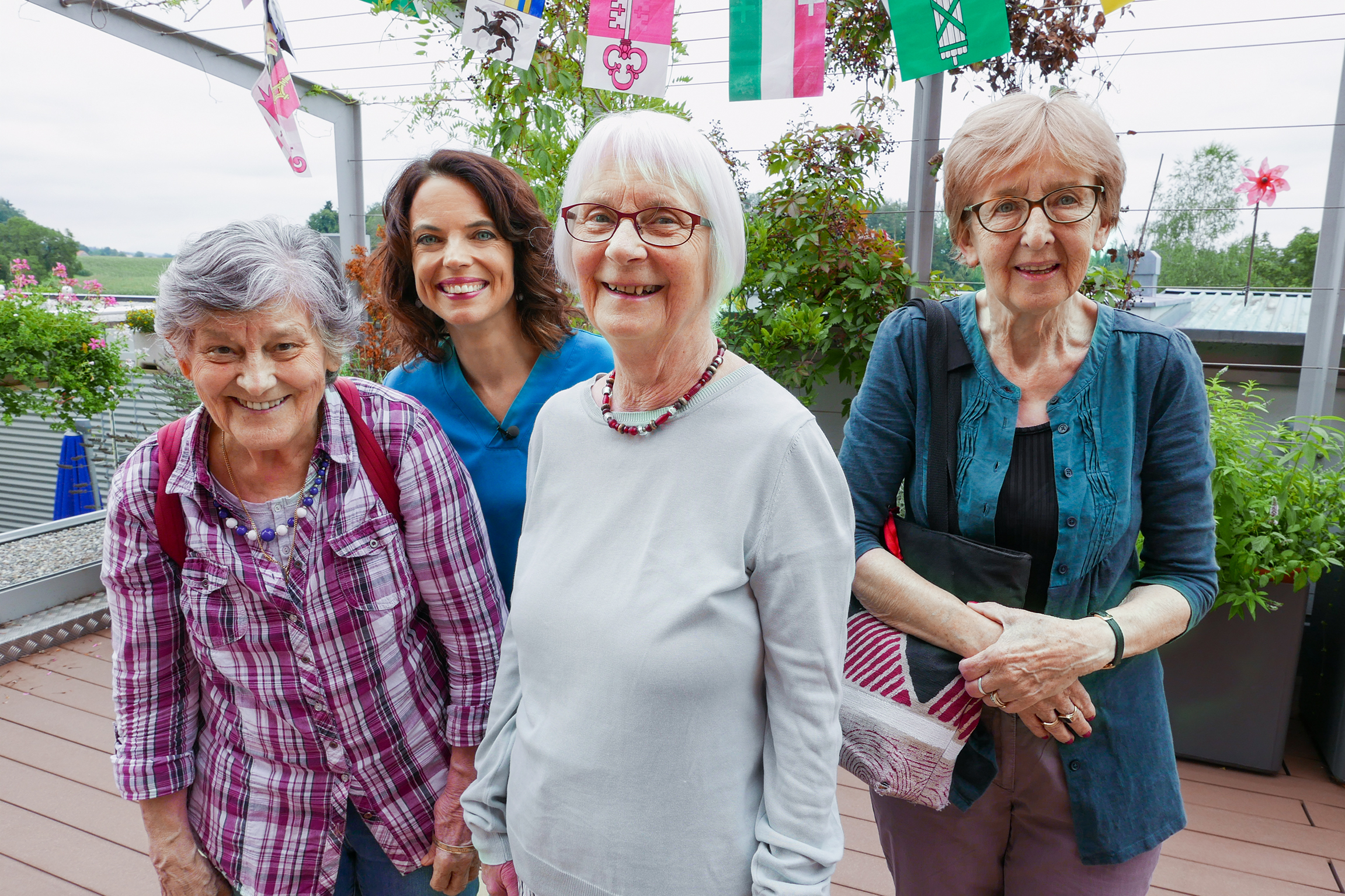 Mona mittendrin bei Dementen Staffel 4 Herbst 2019 Folge 2 Mona Vetsch mit den „Sonnweid“-Bewohnerinnen Radojka Schüpbach, Vreni Egloff, Margot Schwander (vorne v.l.n.r.)