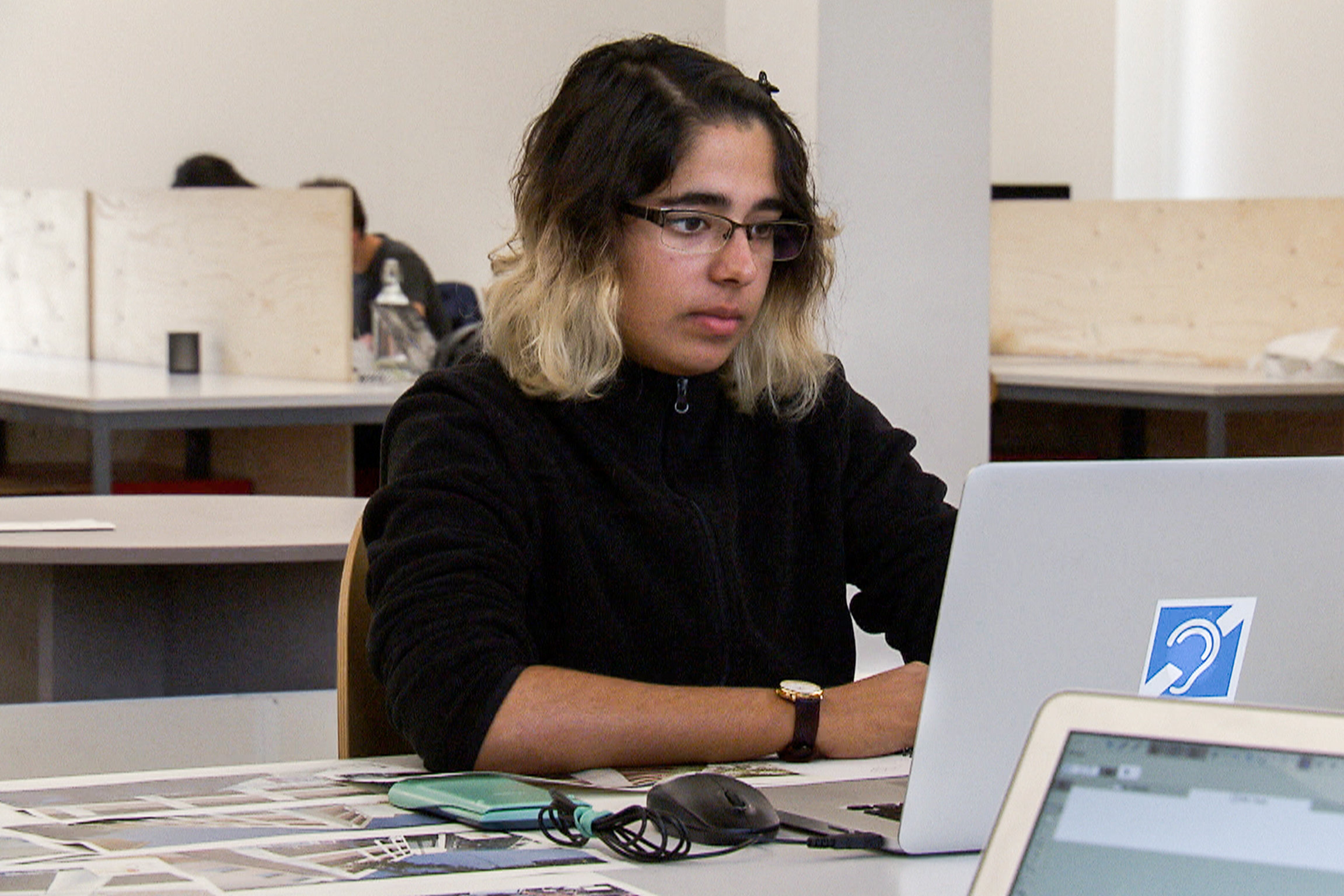 SIGNES - Gehörlos und in Ausbildung Sonia studiert Innenarchitektur an der «Haute école dart et de design de Genève».