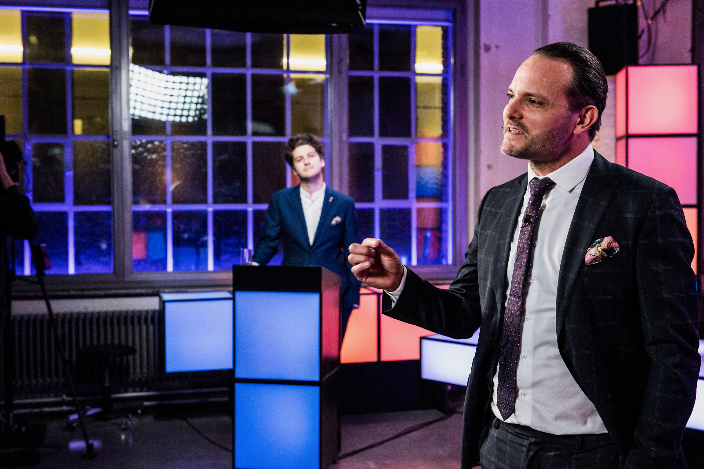Deville Sendung vom 17.11.2019 Dominic Deville, im Hintergrund Sidekick Patrick Karpiczenko