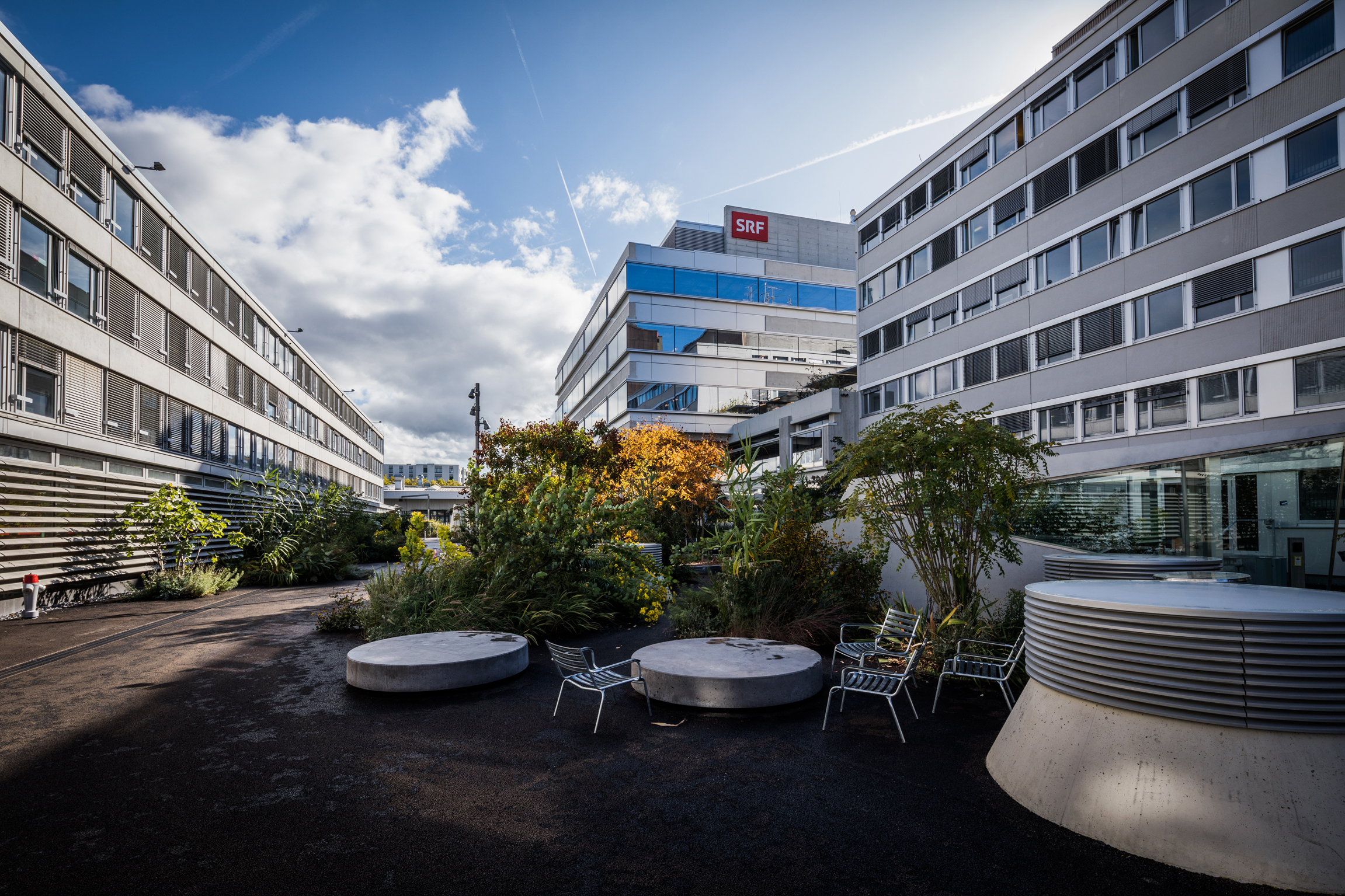 SRF Gebäude am LeutschenbachBlick vom Empfang durch den Fernsehgarten in Richtung News- und Sportcenter2019Copyright: SRF/Ueli Christoffel