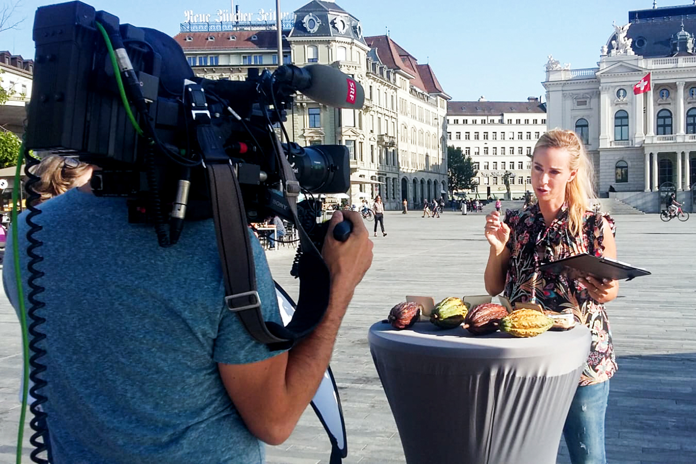 Was kostet die Schweiz? Folge 1 - Schokolade Vor dem Kongresshaus Zürich testet Nicole Berchtold das Schokoladenwissen der Passanten: Schmecken sie den Unterschied zwischen teurer und billiger Schokolade?