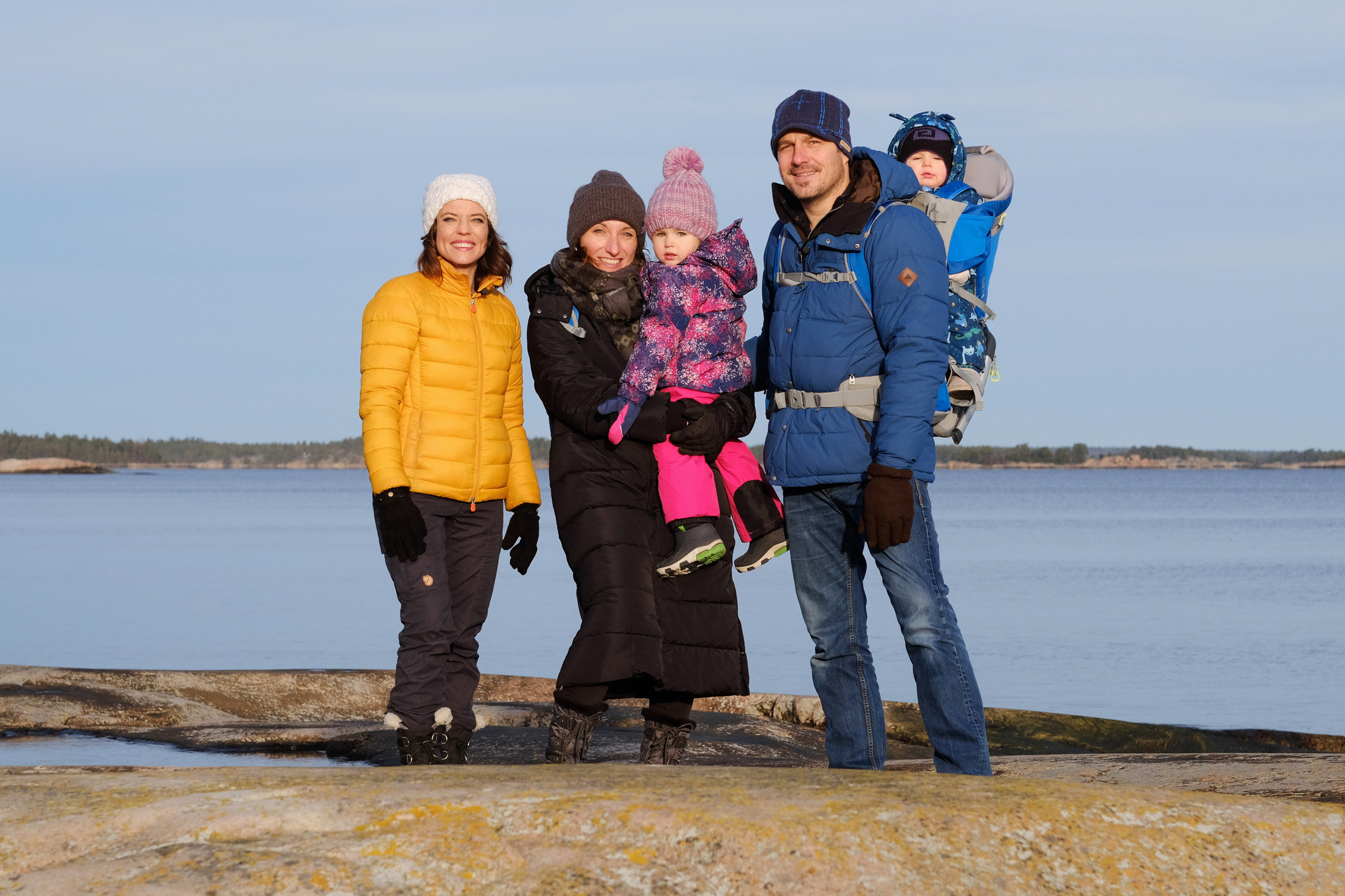 Auf und davon - SRF DOK Souvenirs Mona Vetsch auf Besuch bei den Schweden-Auswanderern der letzten Staffel.Mittlerweile zu viert: Sylvia und Markus Buob mit Juna (Mitte) und Paula (rechts). Links im Bild: Mona VetschCopyright: SRF