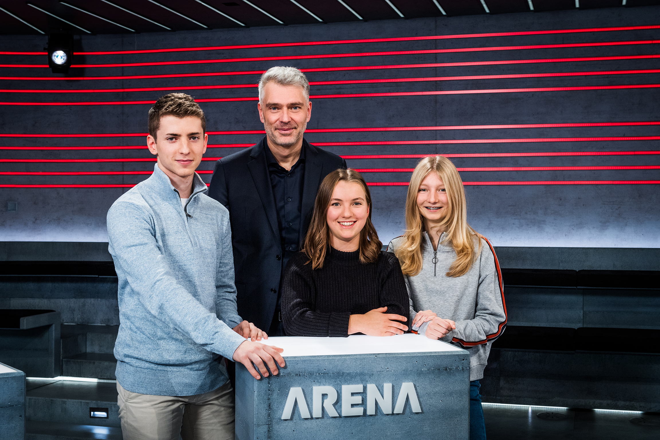 Arena Younews - Jugendmedienwoche 2020 Sandro Brotz und die jugendlichen Moderatoren: v.l. Jonas Lüthy, Sandror Brotz, Aneschka Berchtold und Laurine Frauchiger