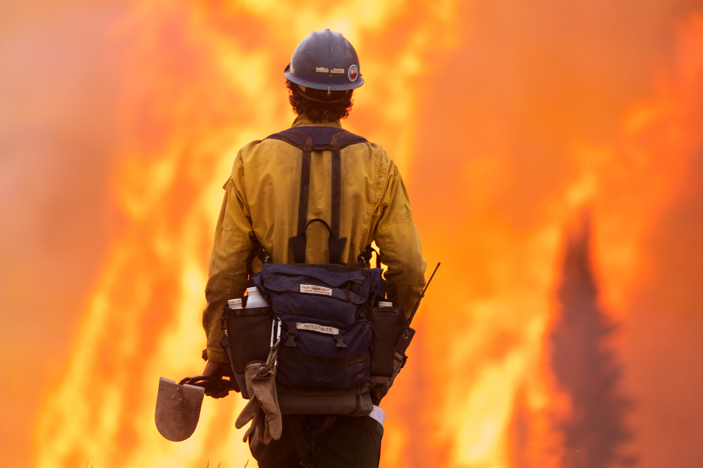DOK Megafires – Welt in Flammen (1/2) Feuerwehrleute stehen dem gigantischen Flammeninferno oft machtlos gegenüber.