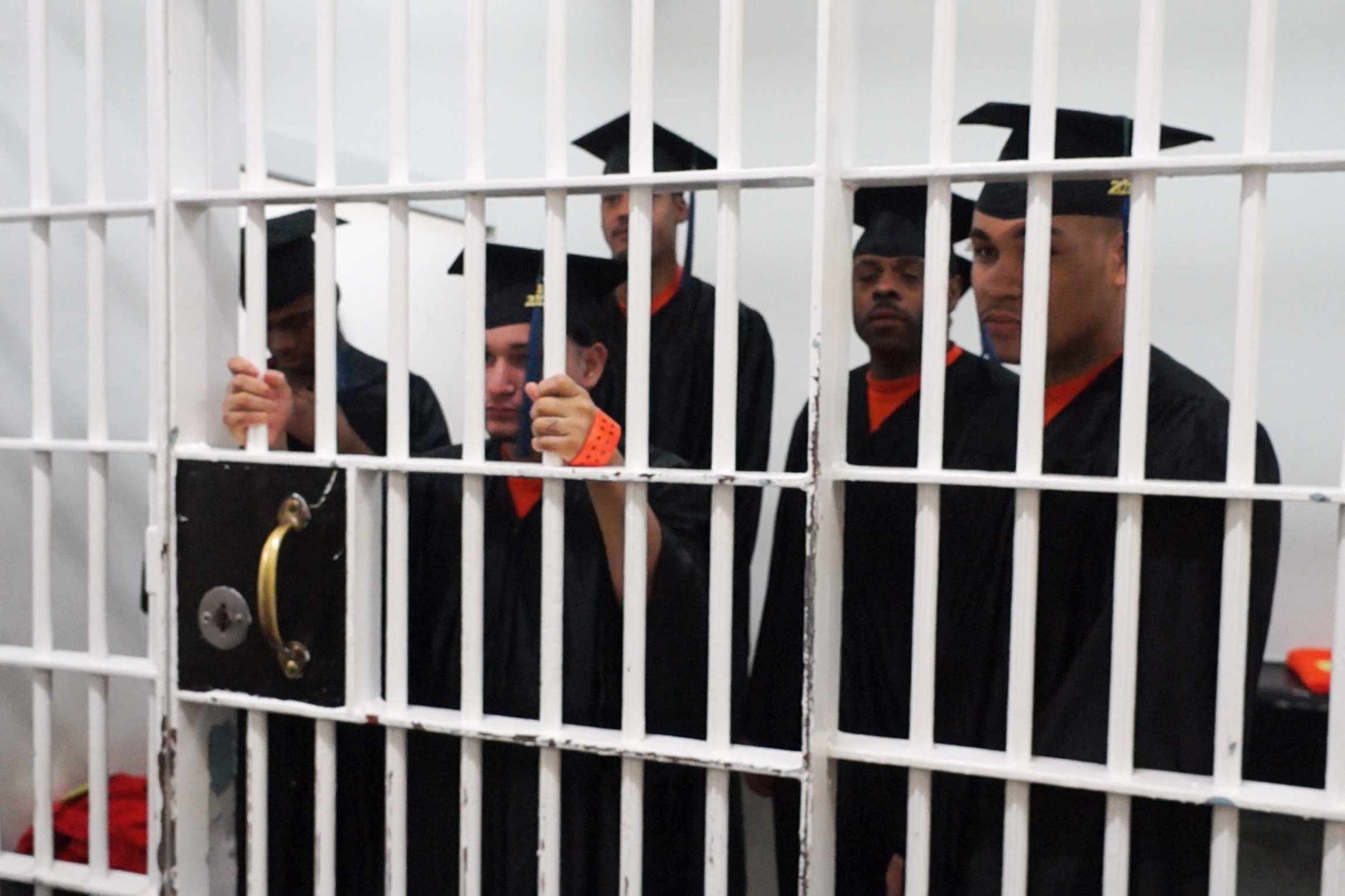 DOK - Die Gefängnisschule Die Insassen warten auf die Diplomfeier.