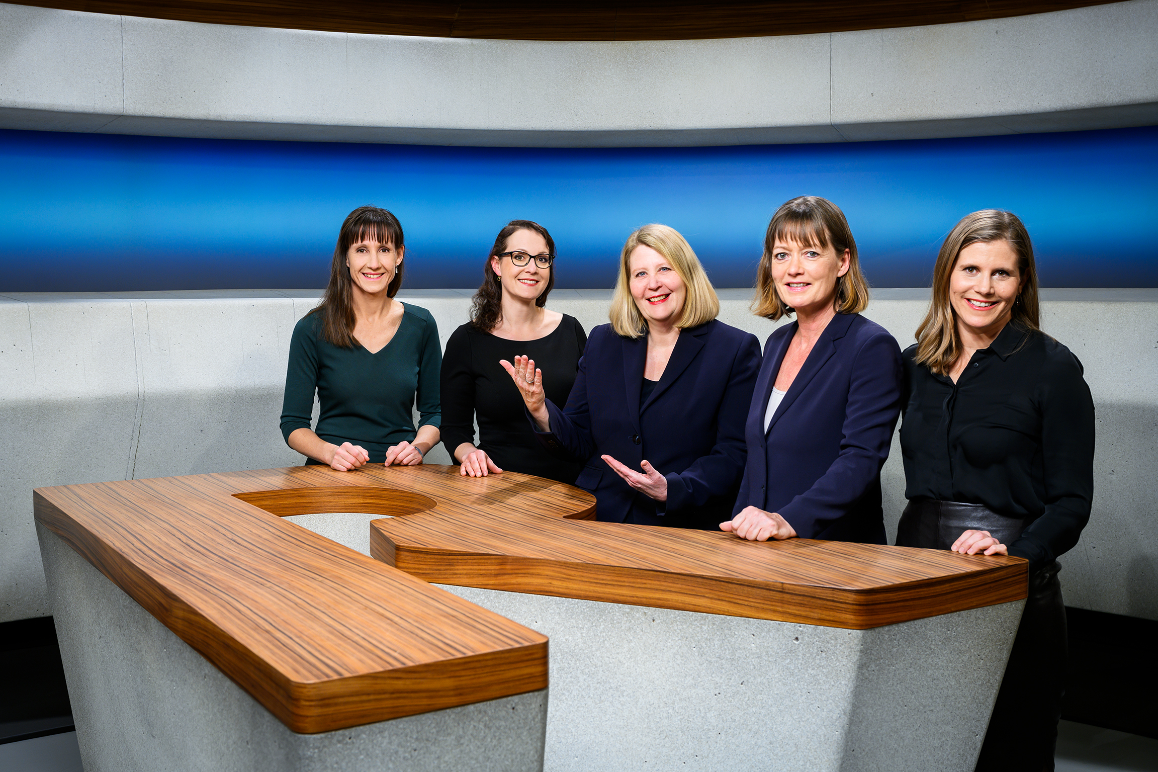 Rundschau Gruppenbild der Gebärdensprachedolmetscherinnen v.l. Barbara Bucher, Monika Beyeler, Petra Imseng, Susanne Günther-Wick und Corinne Stutz 2020 