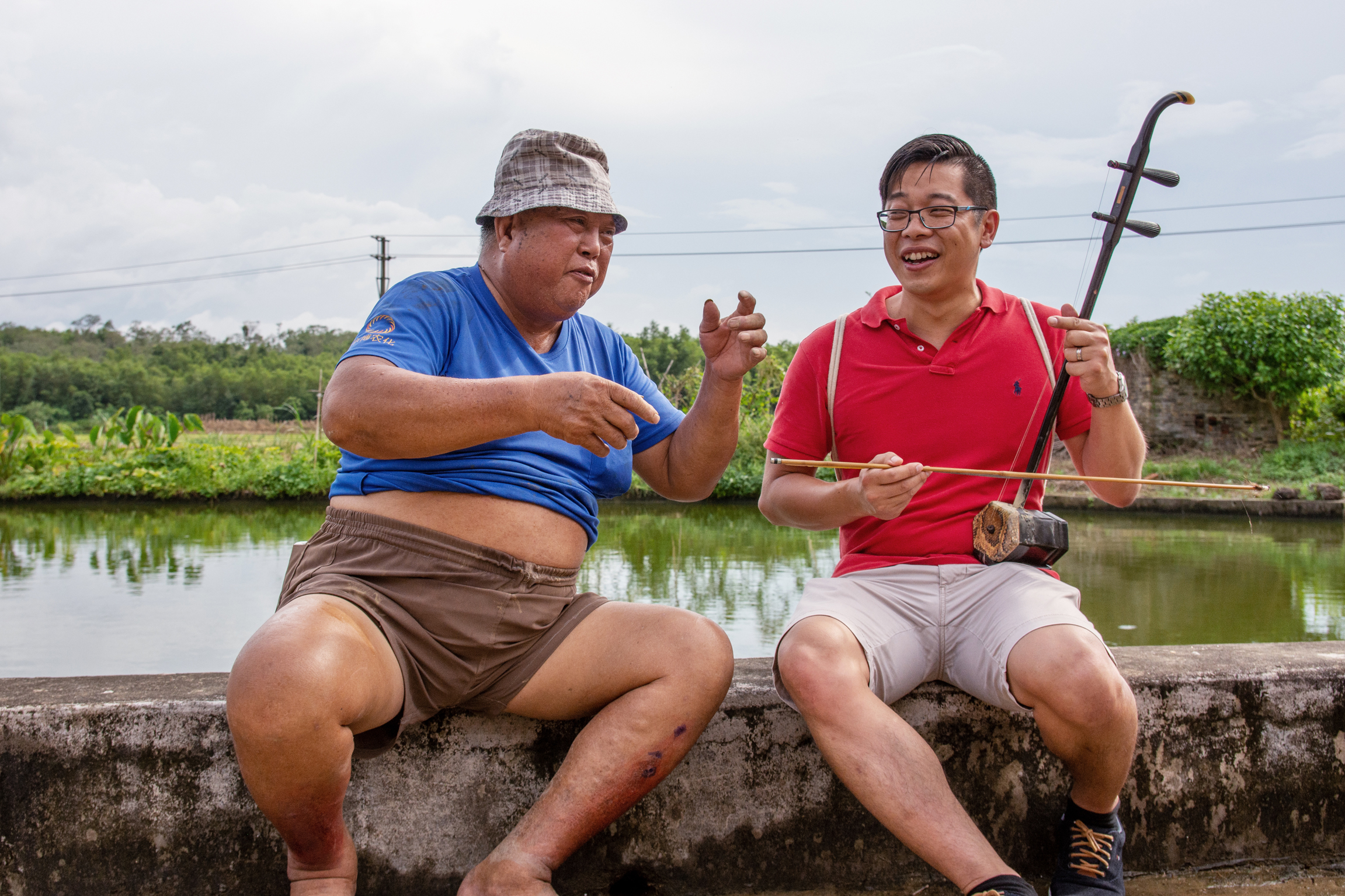 Meine fremde Heimat ChinaYancey (r.) übt auf dem traditionellem Instrument 