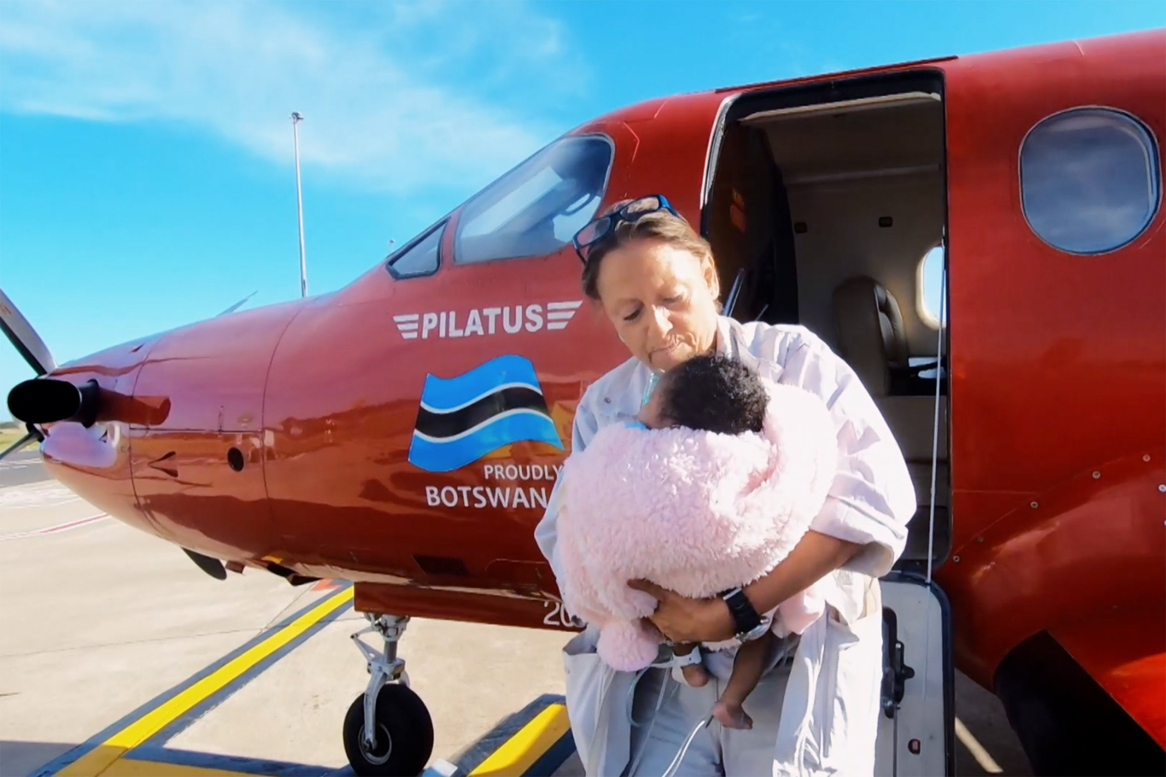 DOK - Schweizer Helden der LüfteMisha Kruck mit Baby-Patient 2020